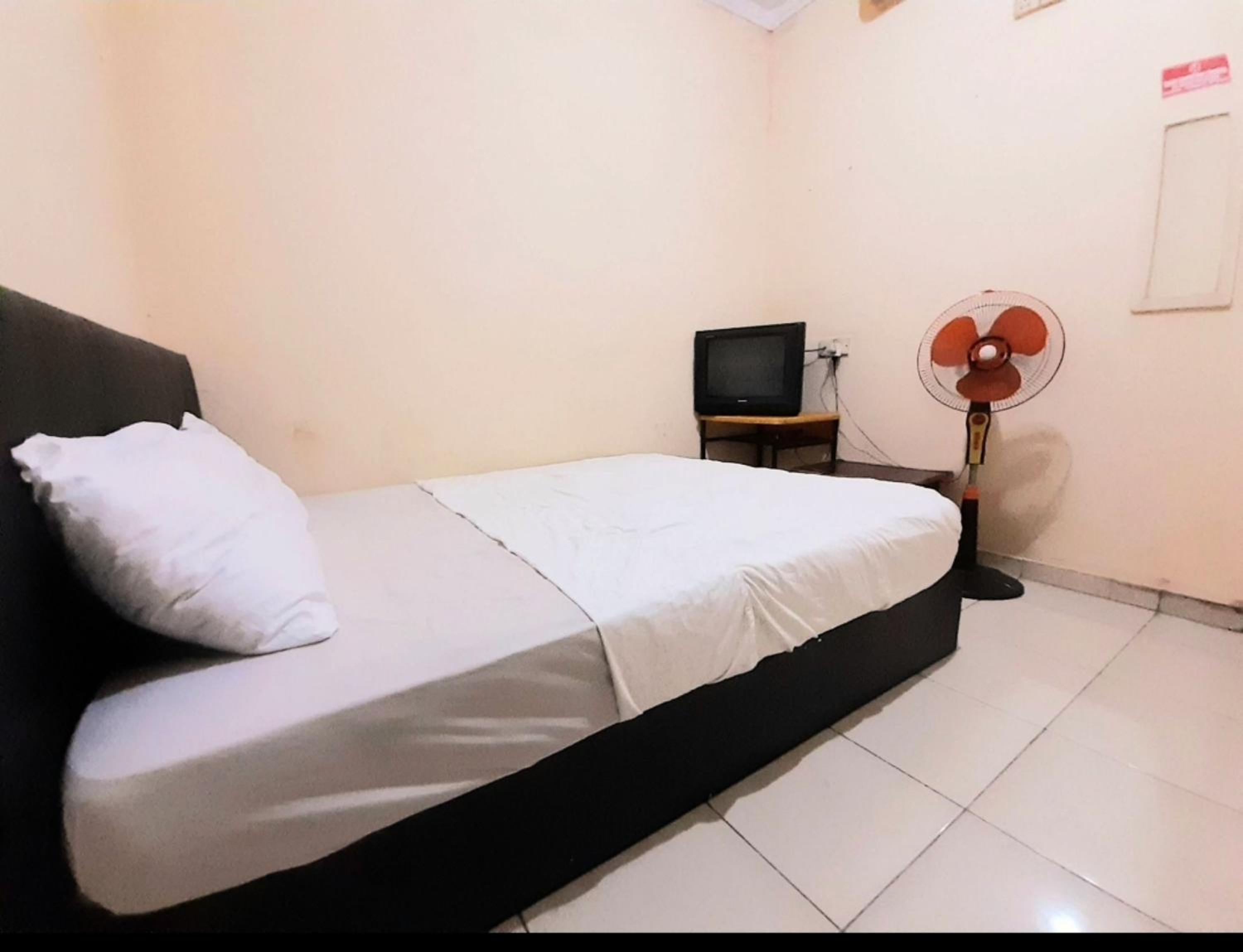 Budget Double Room - Photo 9