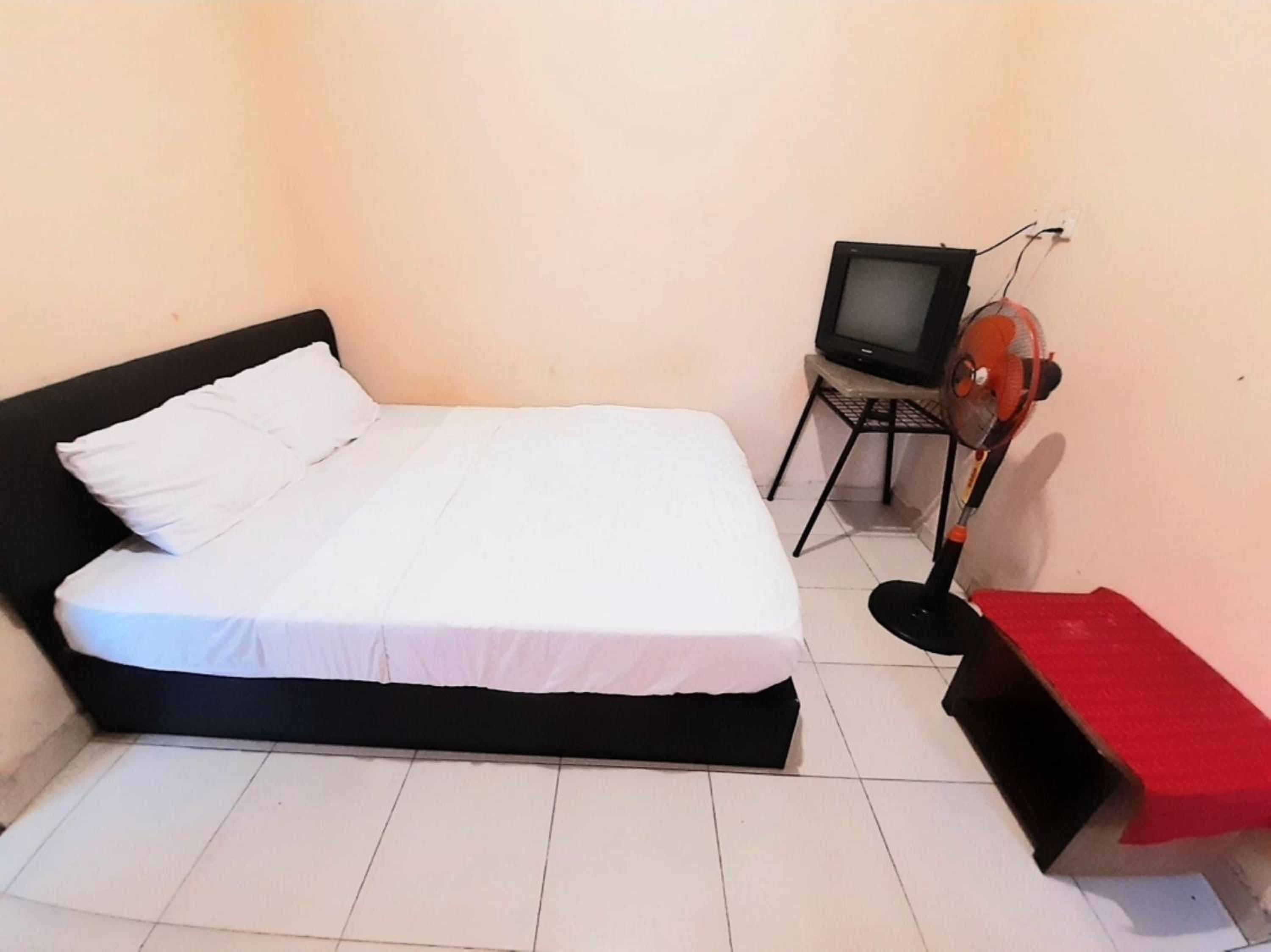 Budget Double Room - Photo 17