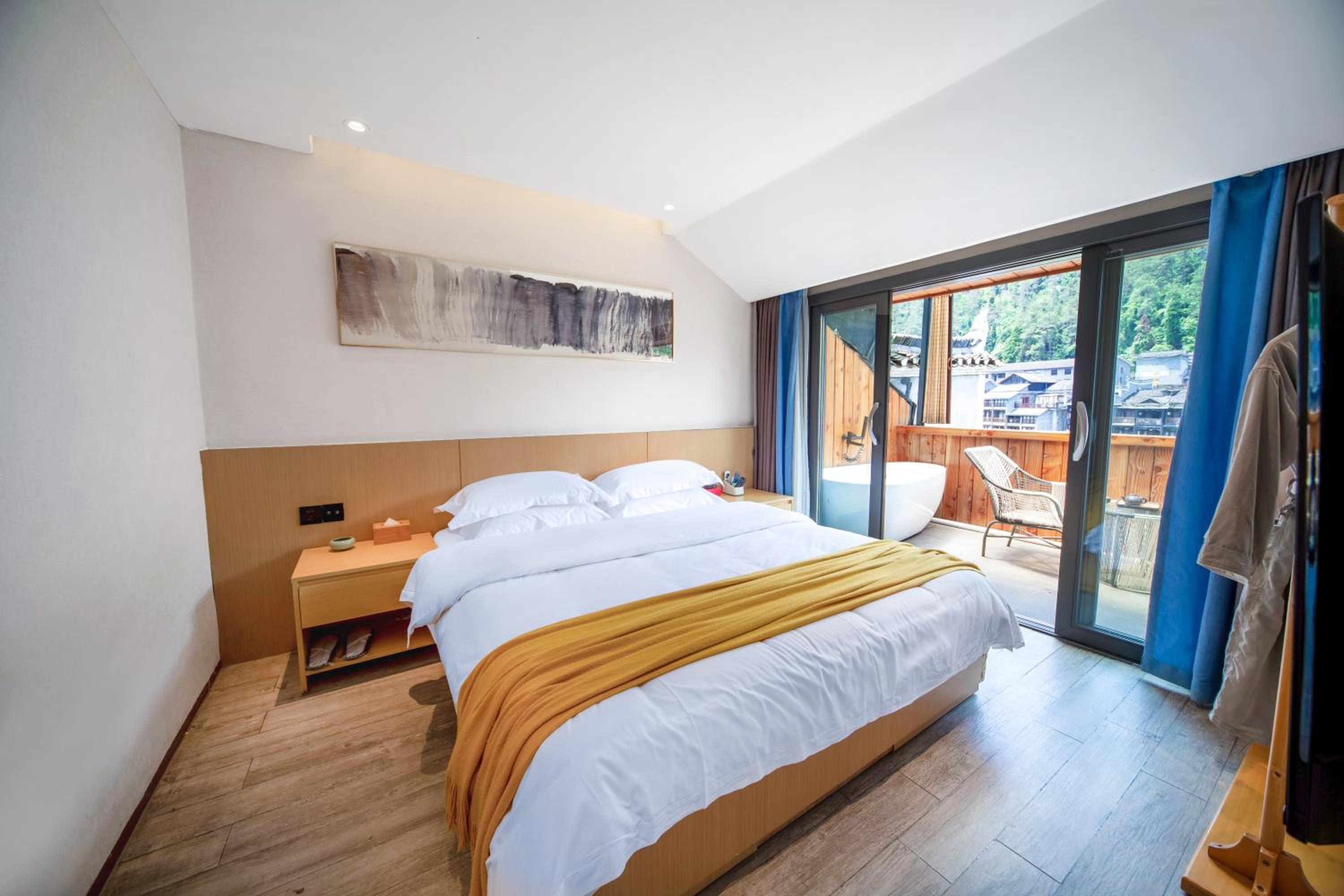 Deluxe Queen Room with Terrace 