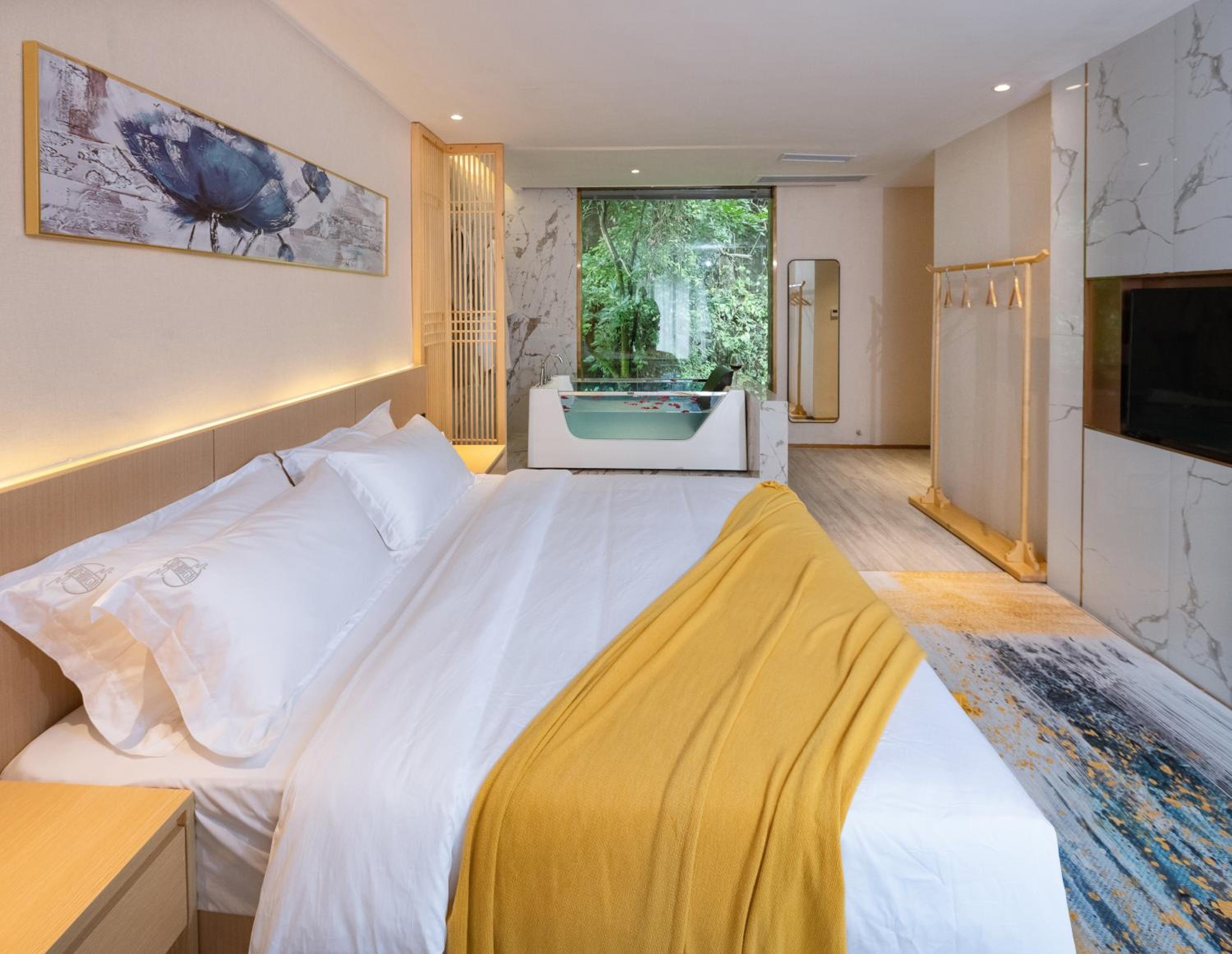 Deluxe Queen Room with Bath