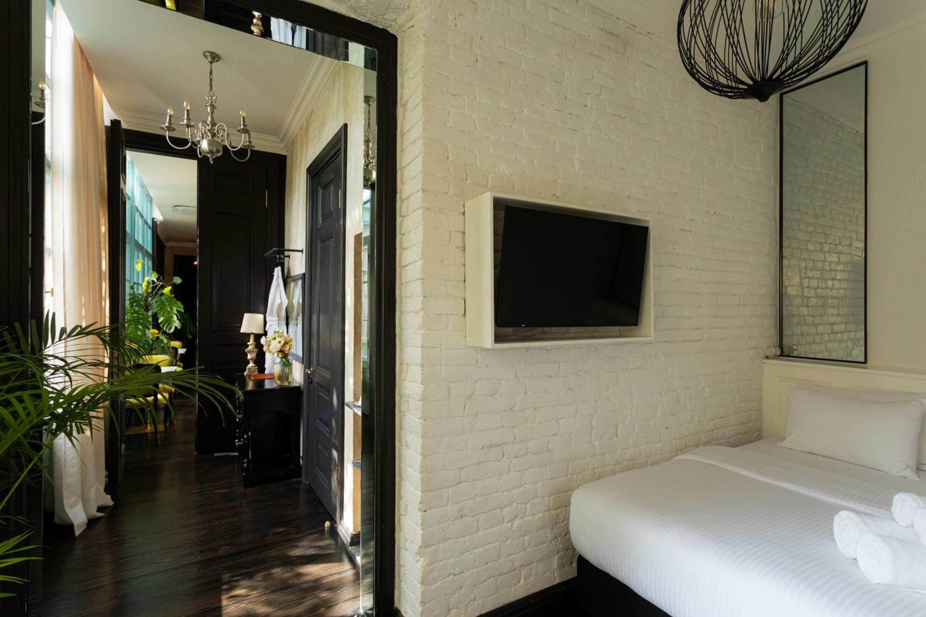 Double or Twin Room with City View - Photo 1