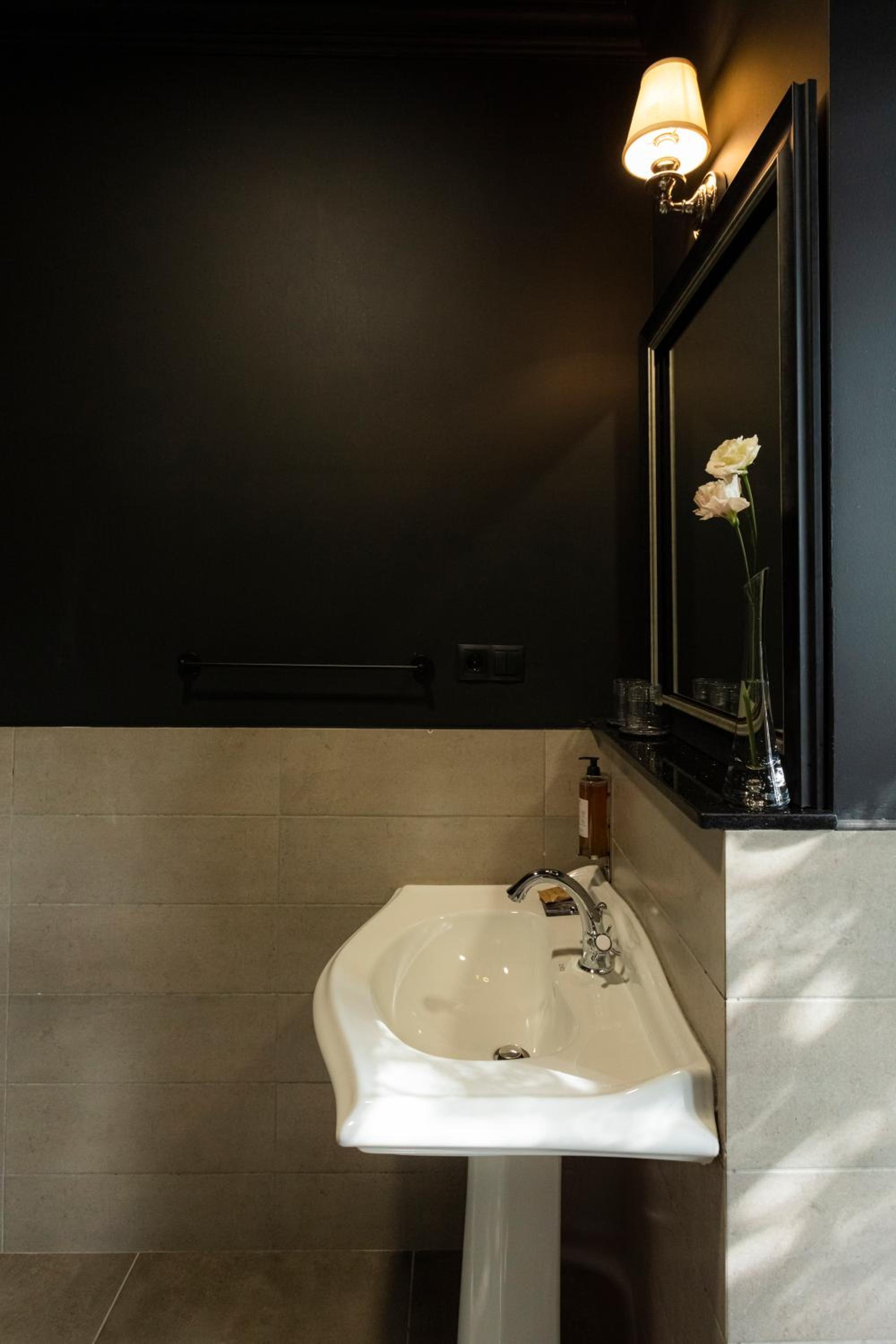 Double or Twin Room with City View - Photo 13