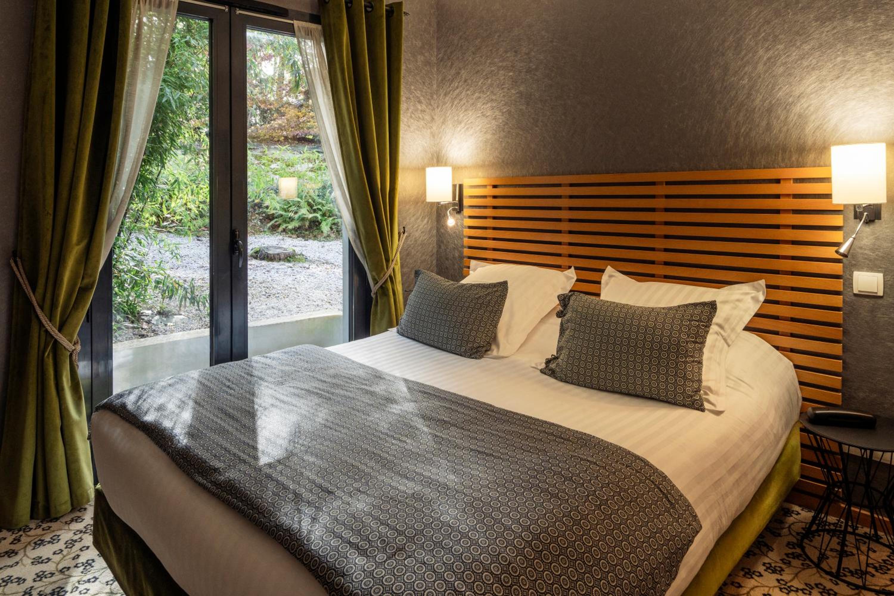 Connecting Room with One King and One Queen Bed - Non-Smoking photo 2