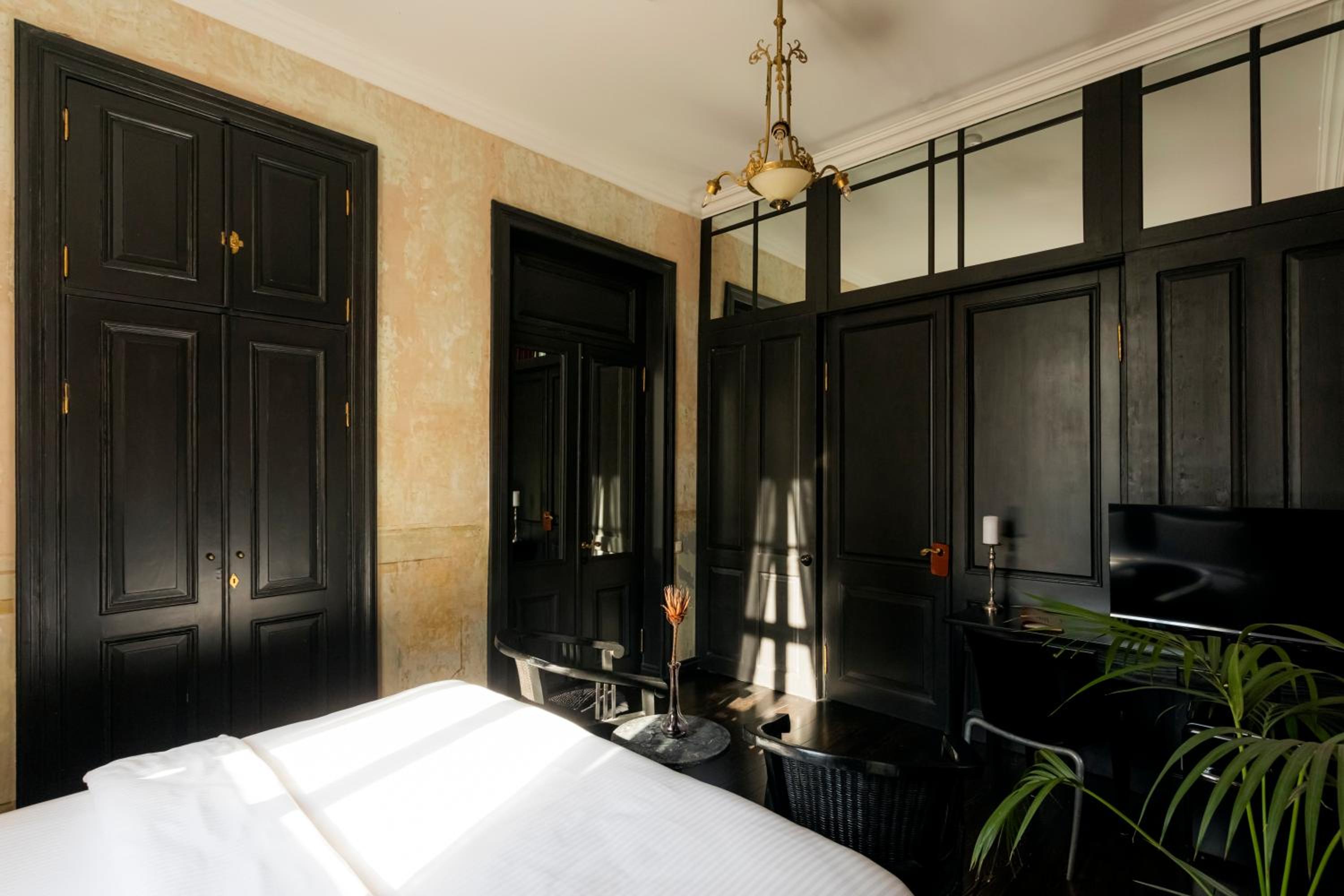 Deluxe Double or Twin Room with City View - Photo 6