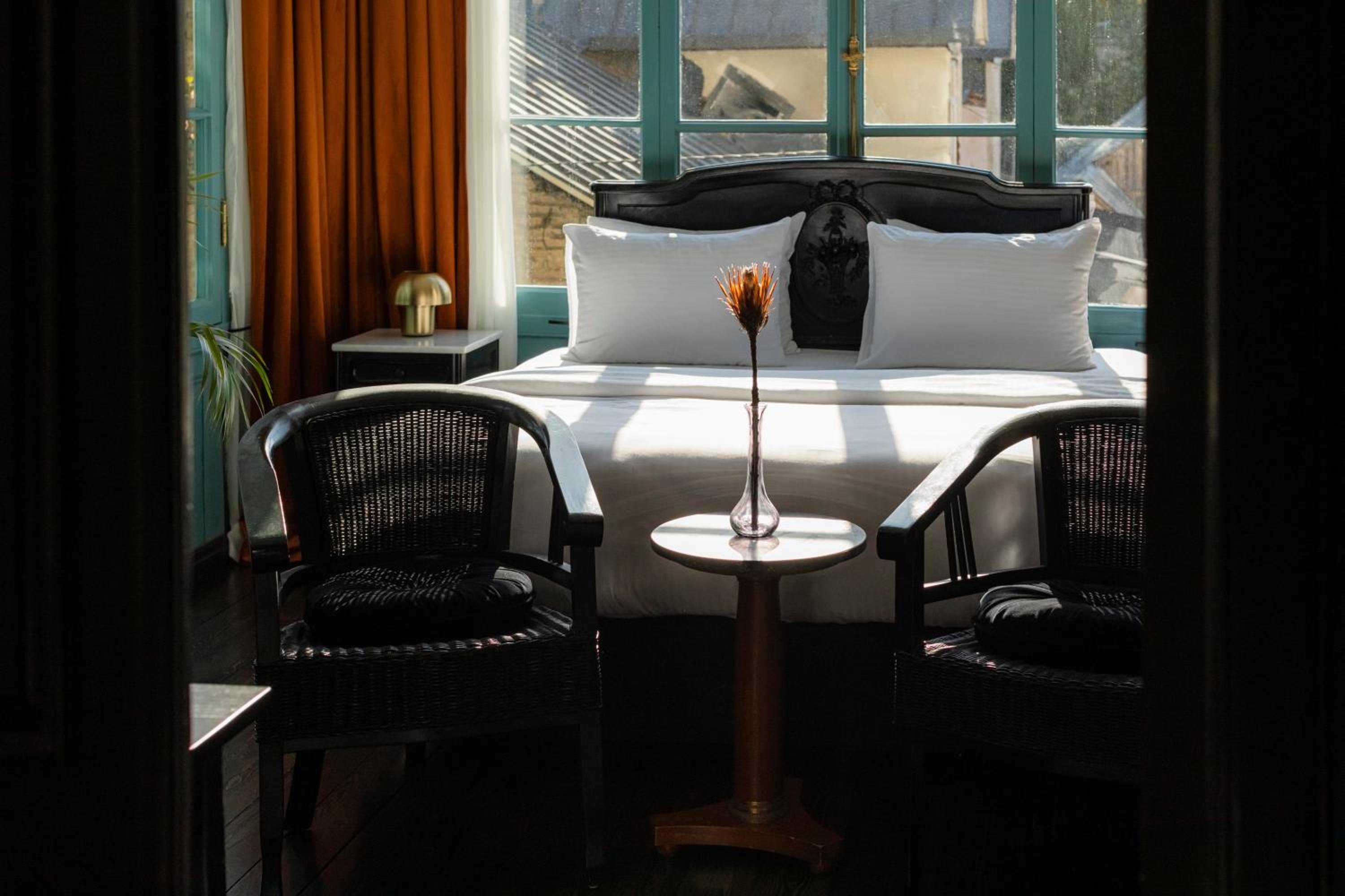 Deluxe Double or Twin Room with City View - Photo 11