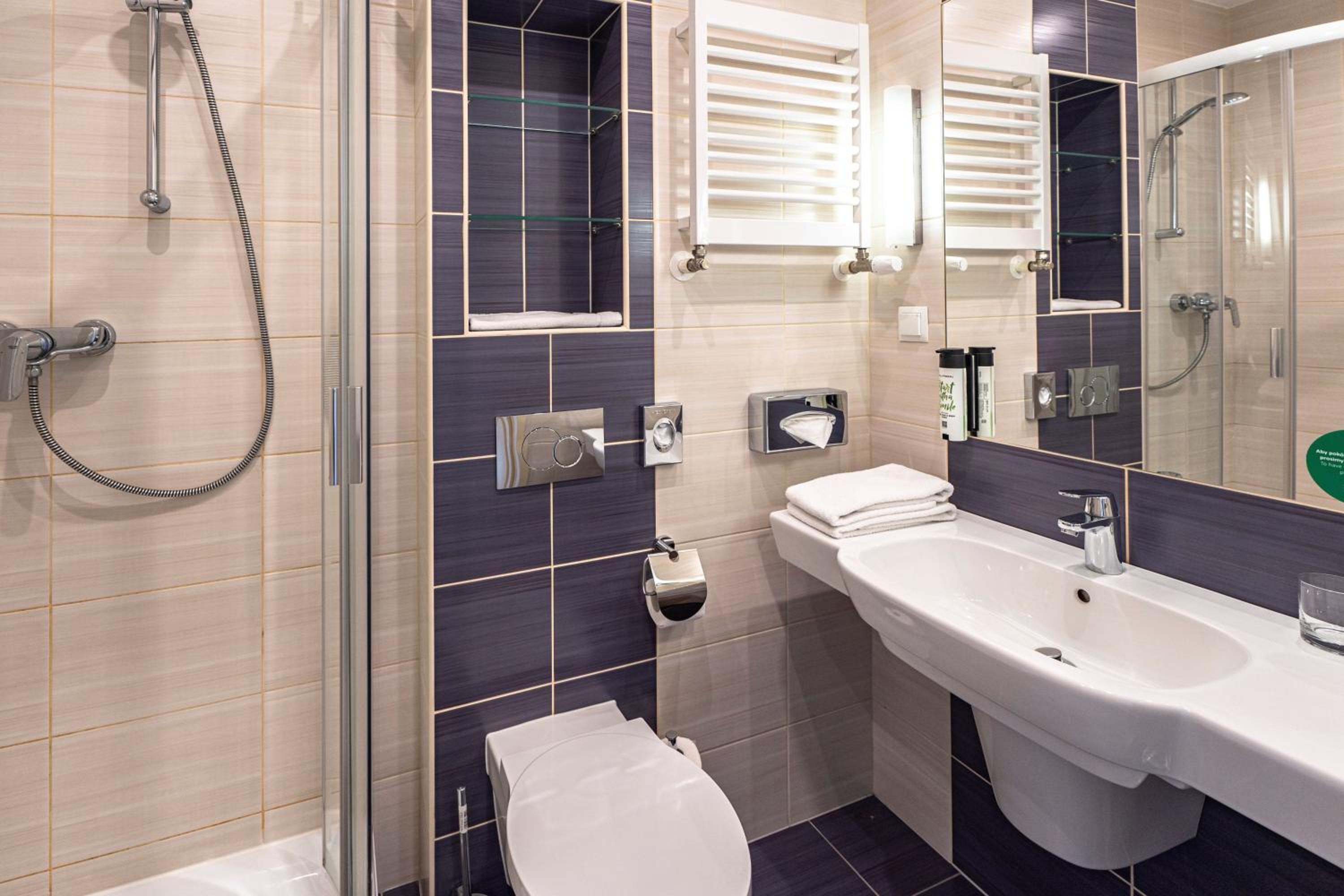 Standard Double Room - Photo 8