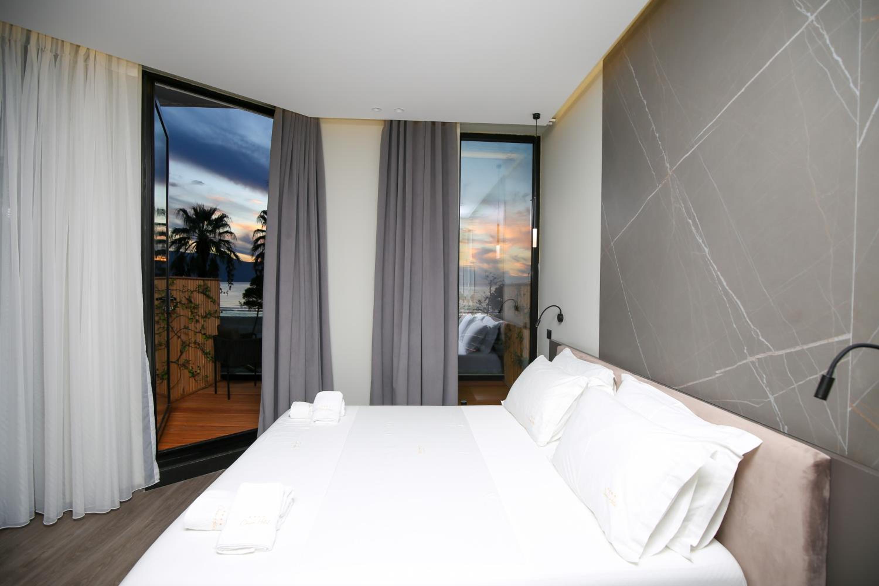 Deluxe Double Room with Balcony and Sea View