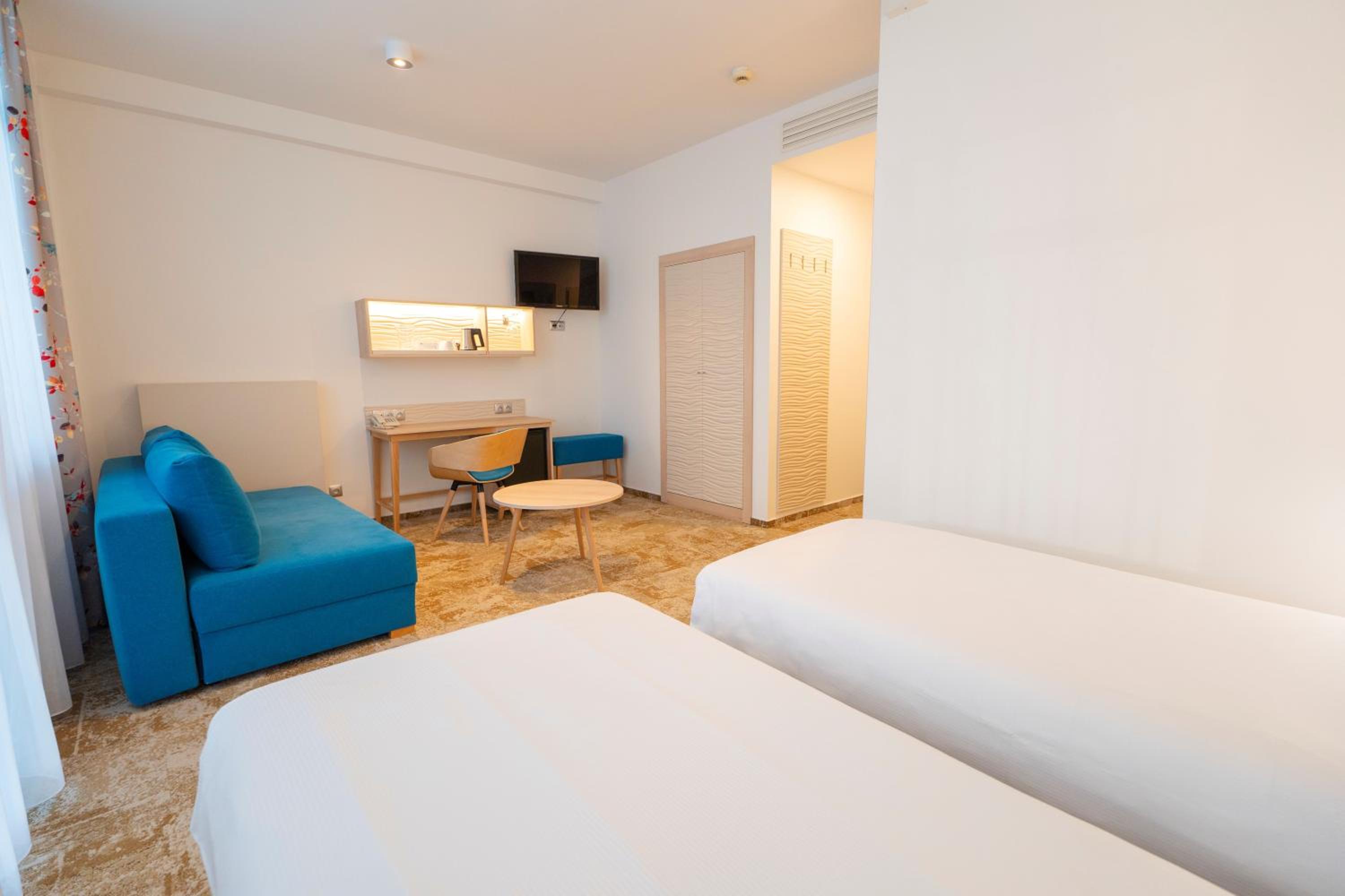Standard Twin Room - Photo 2