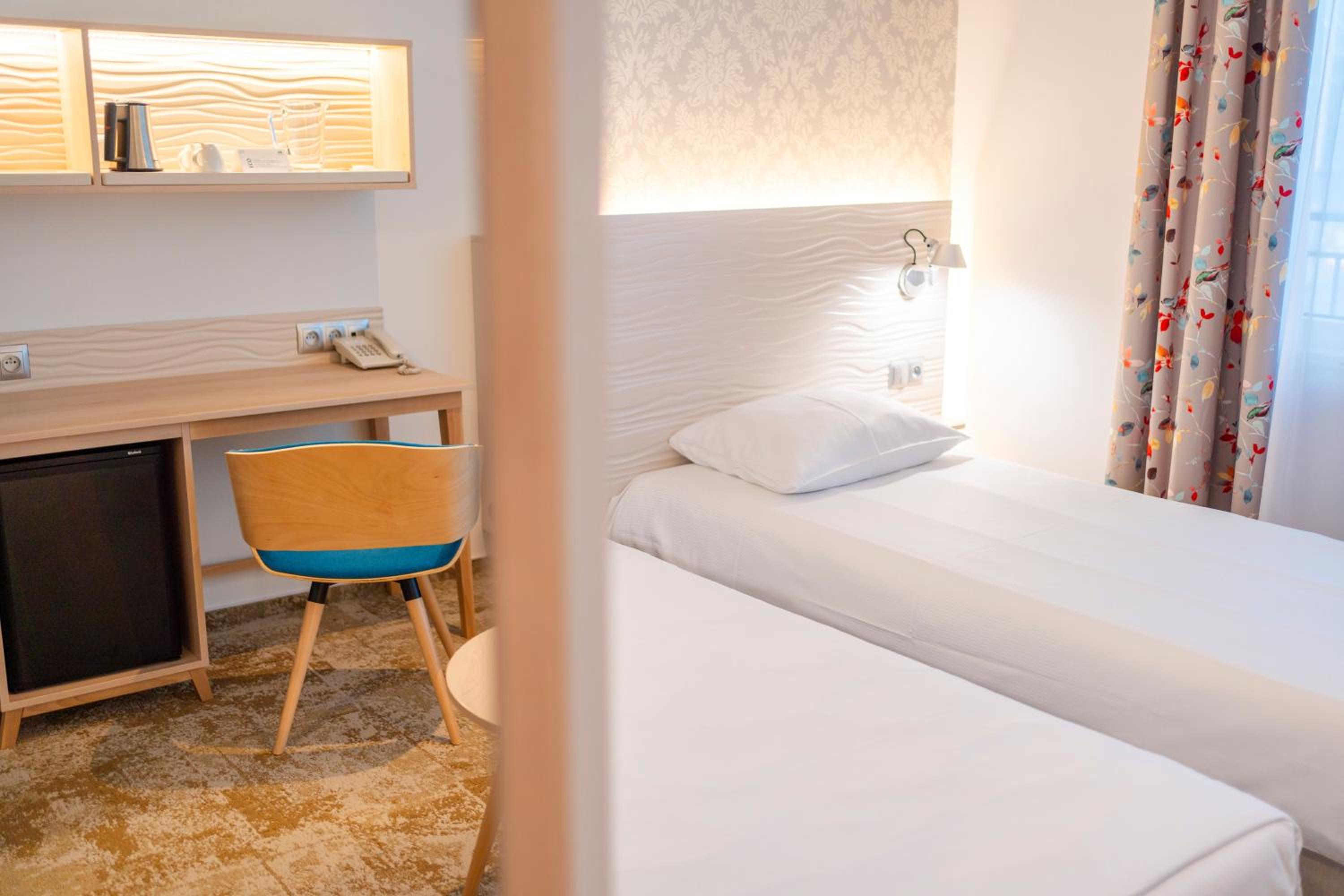 Standard Twin Room - Photo 3