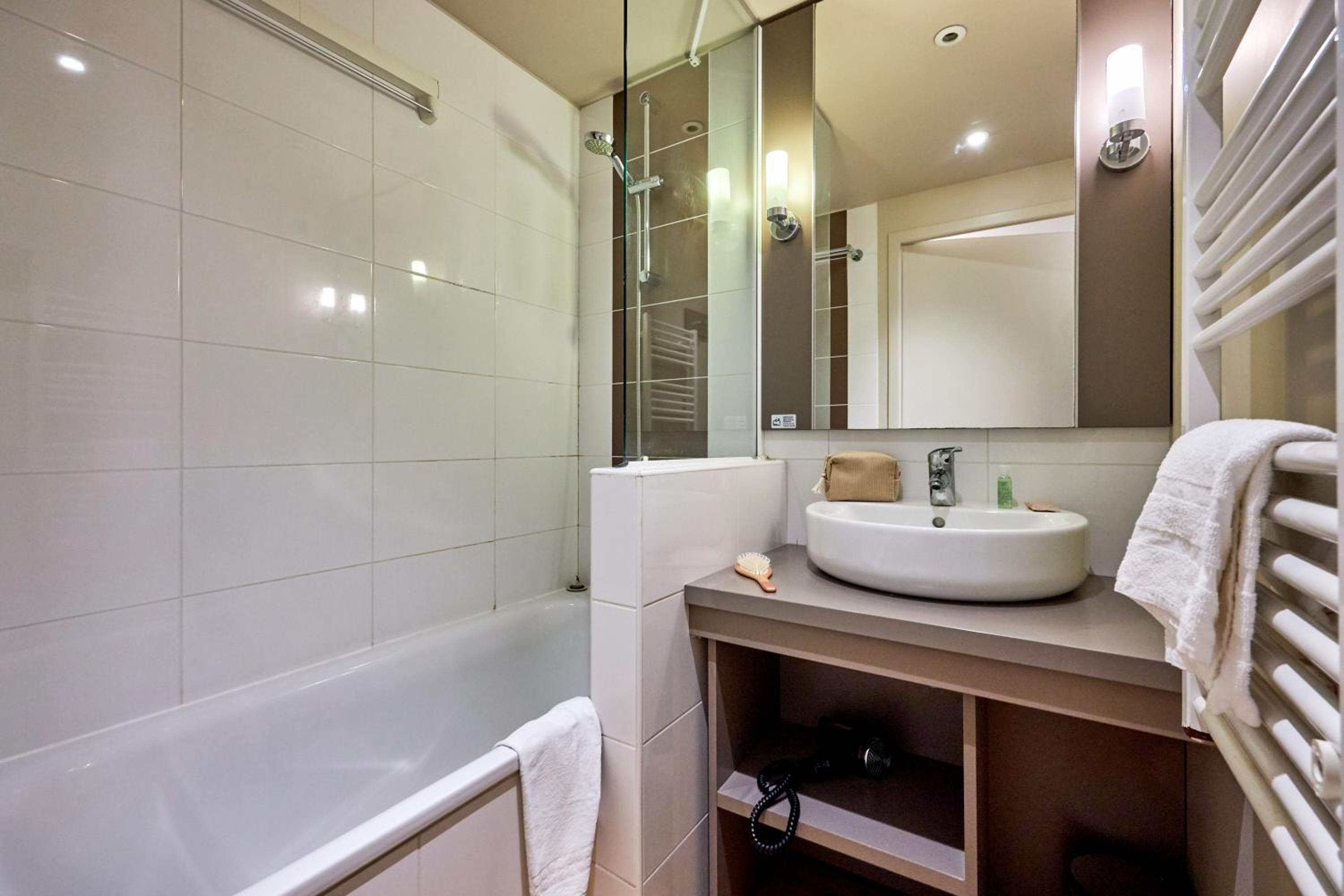 Two-Bedroom Apartment with Terrace or Balcony (6 People) photo 2