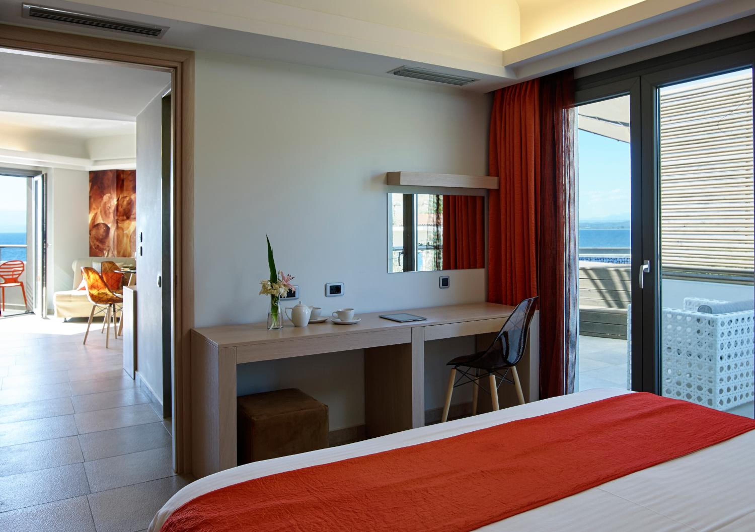 Executive Suite with Sea View and outdoor Jet Tub