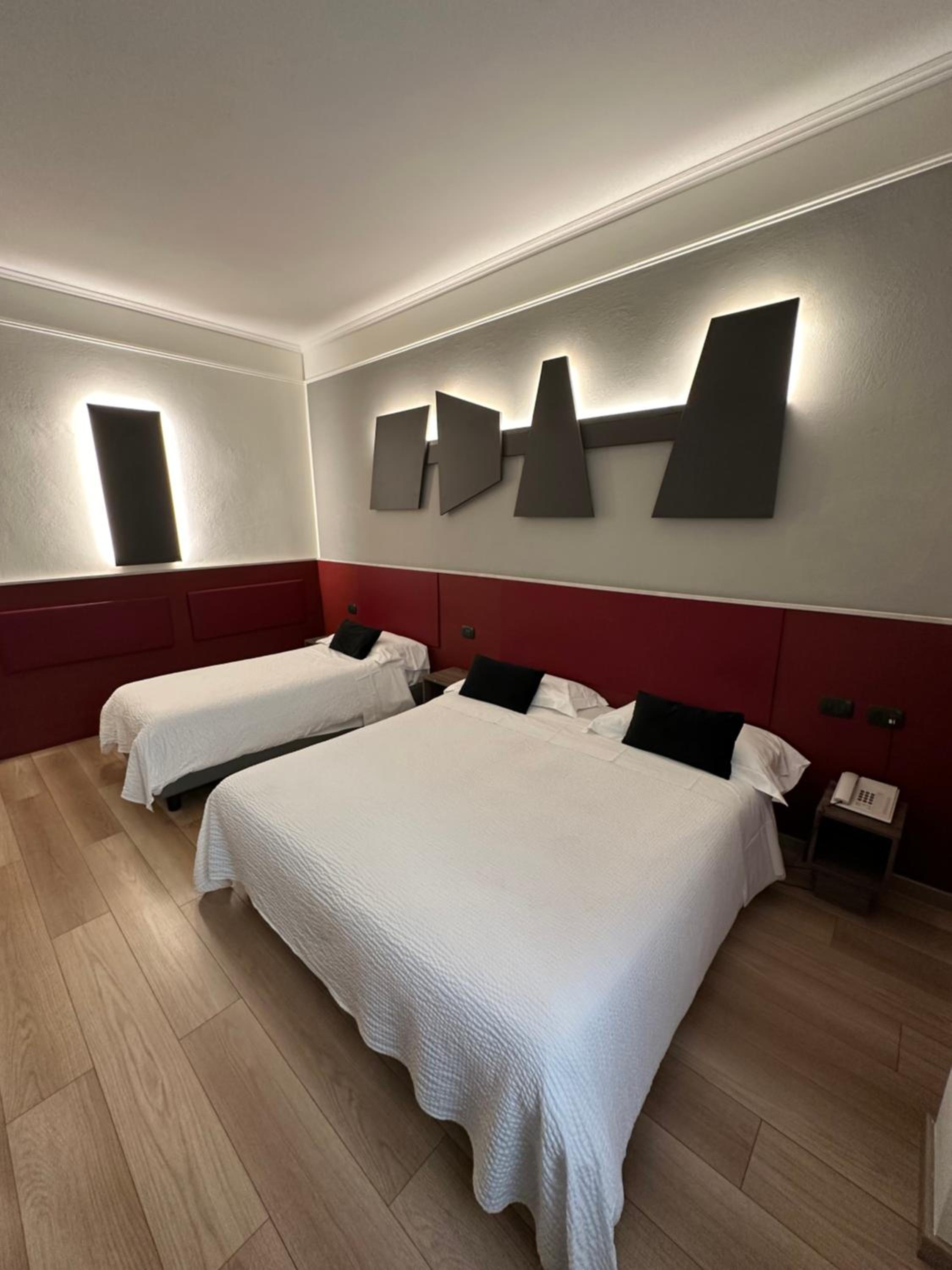  Double Room with 2 Extra Beds - Photo 4