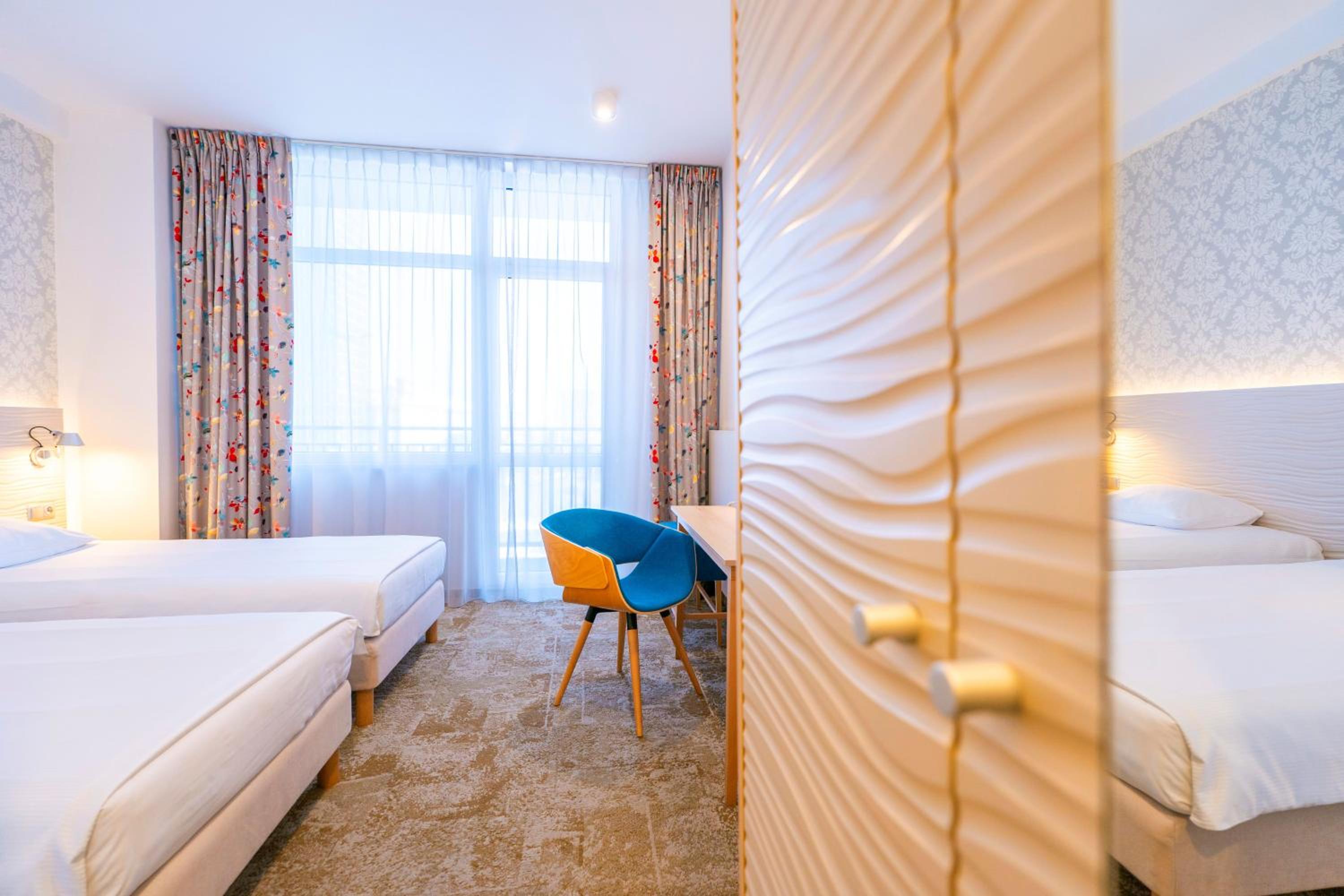 Standard Twin Room - Photo 4
