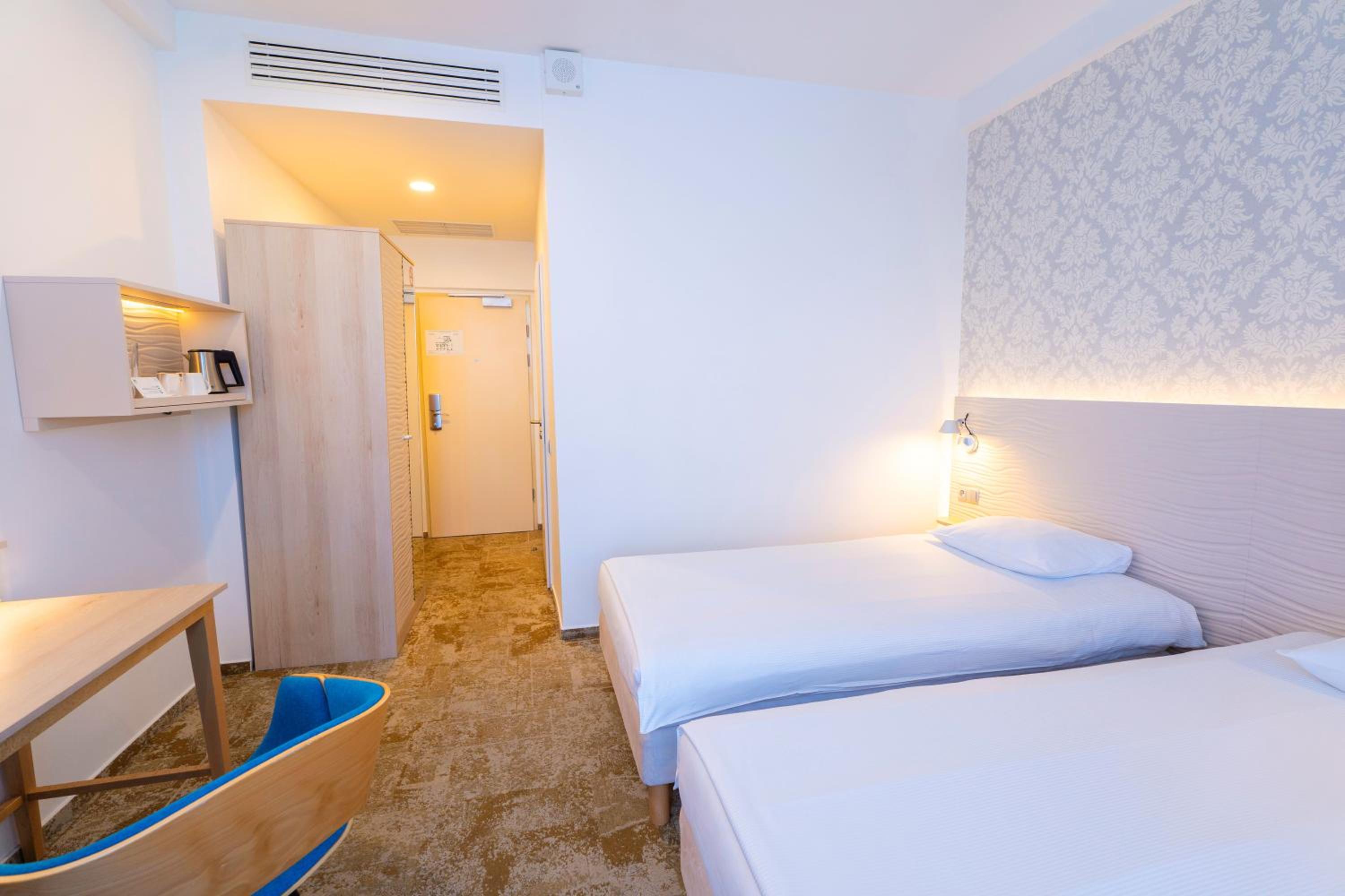 Standard Twin Room - Photo 5