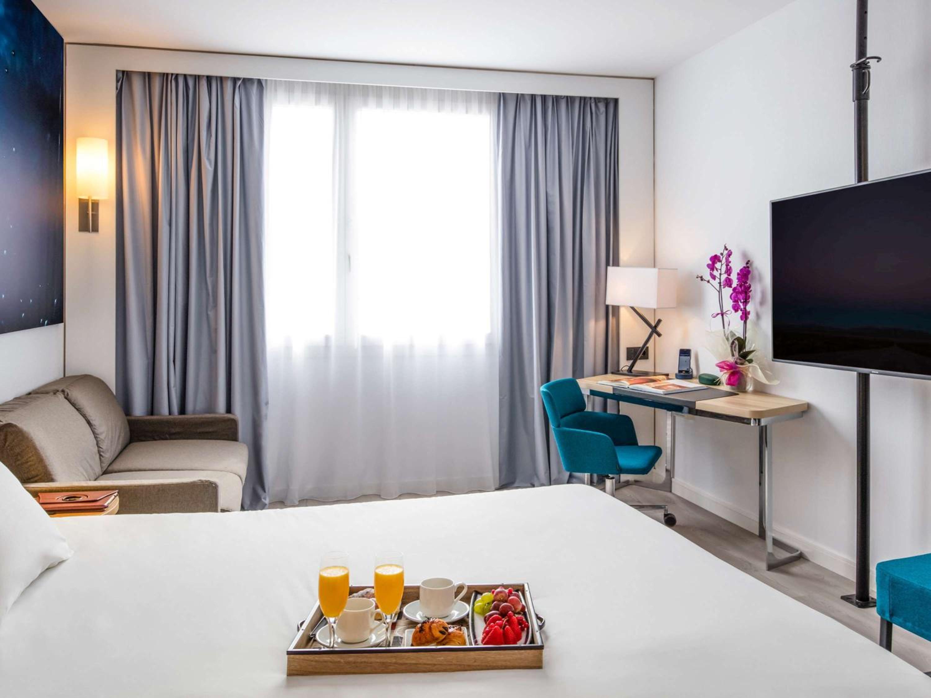 Executive Room with 1 Queen bed - Photo 1