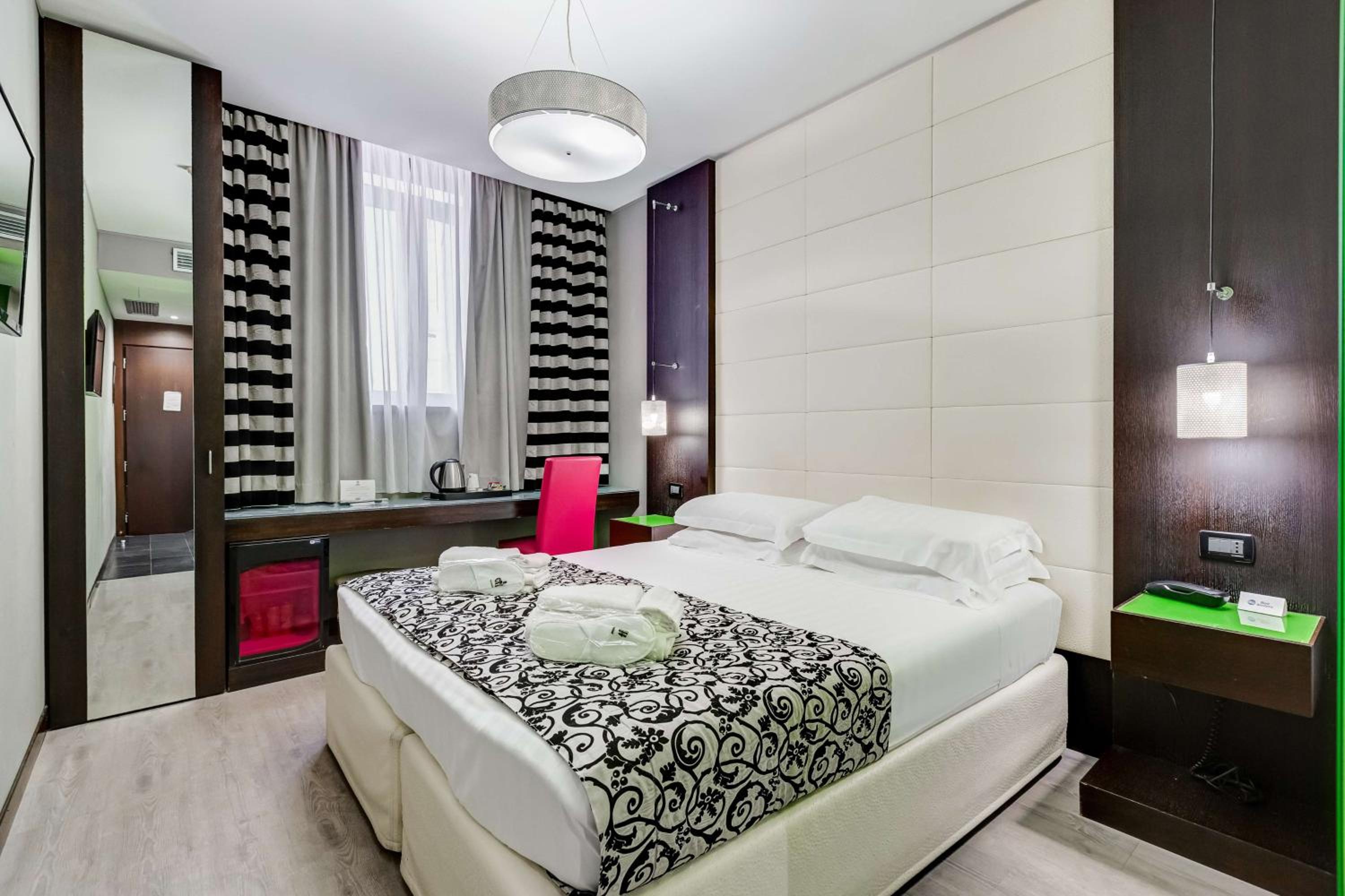 Standard Queen Room thumbnail 5