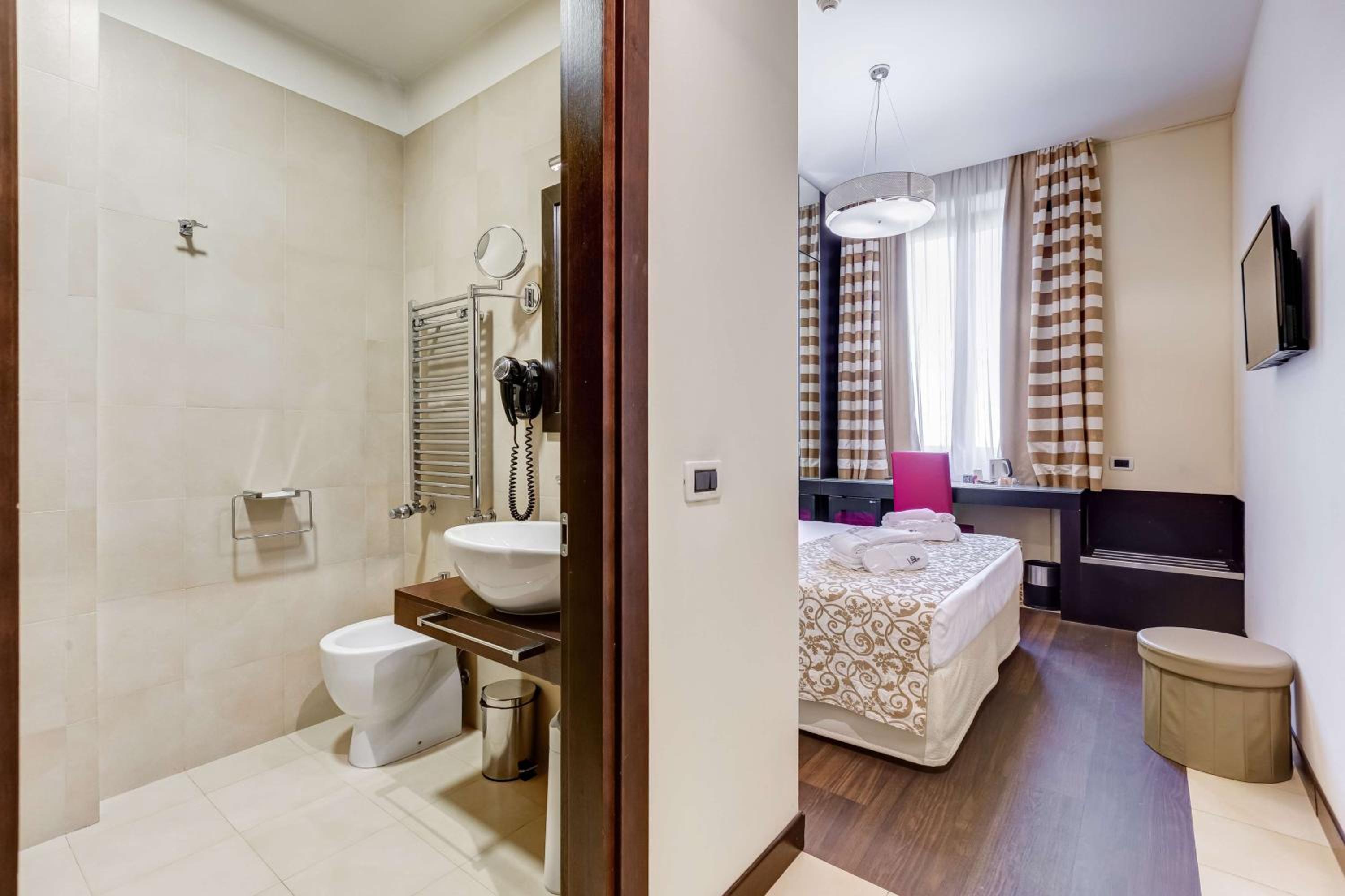 Standard Twin Room thumbnail 6