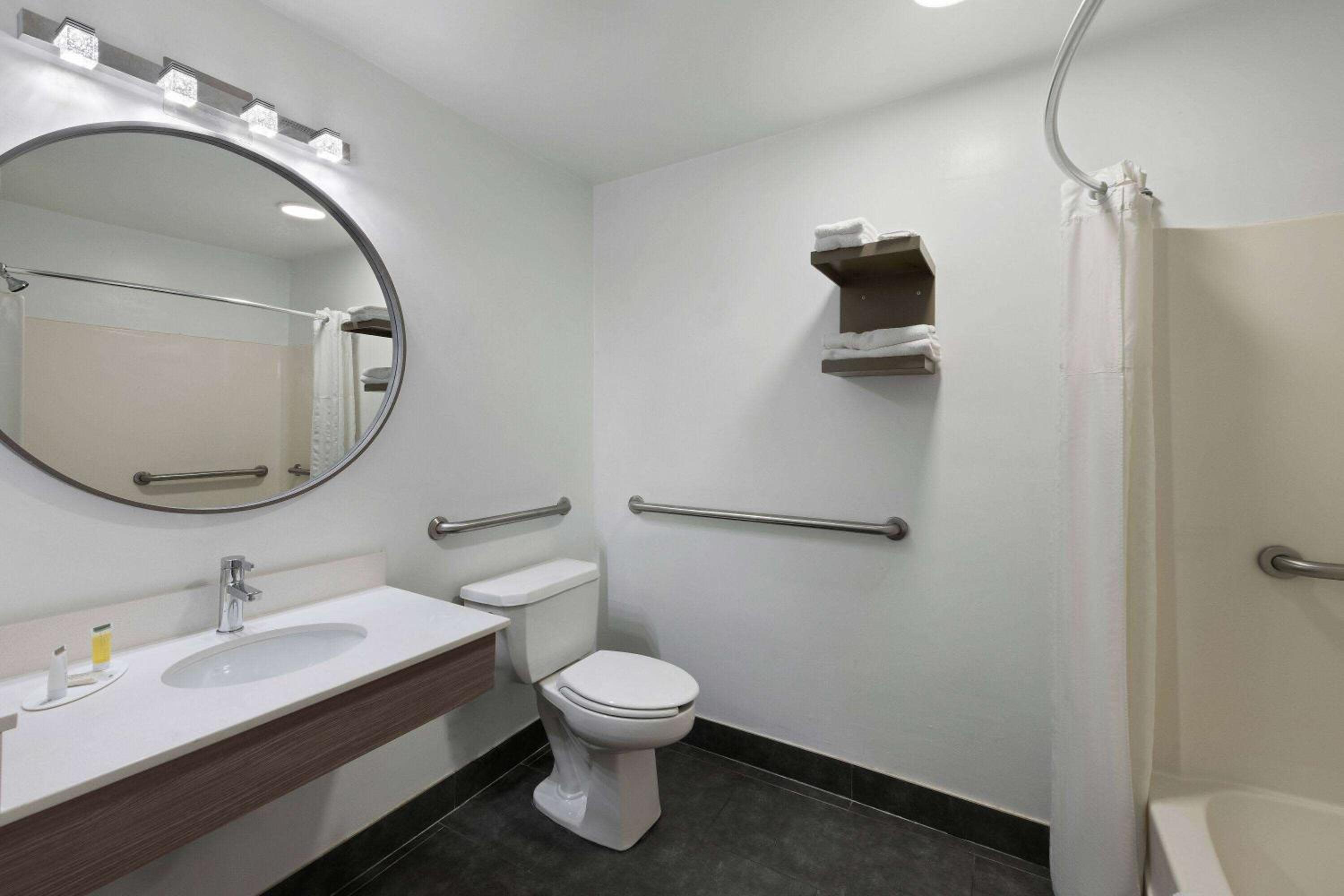 Queen Room - Non-Smoking - Photo 1