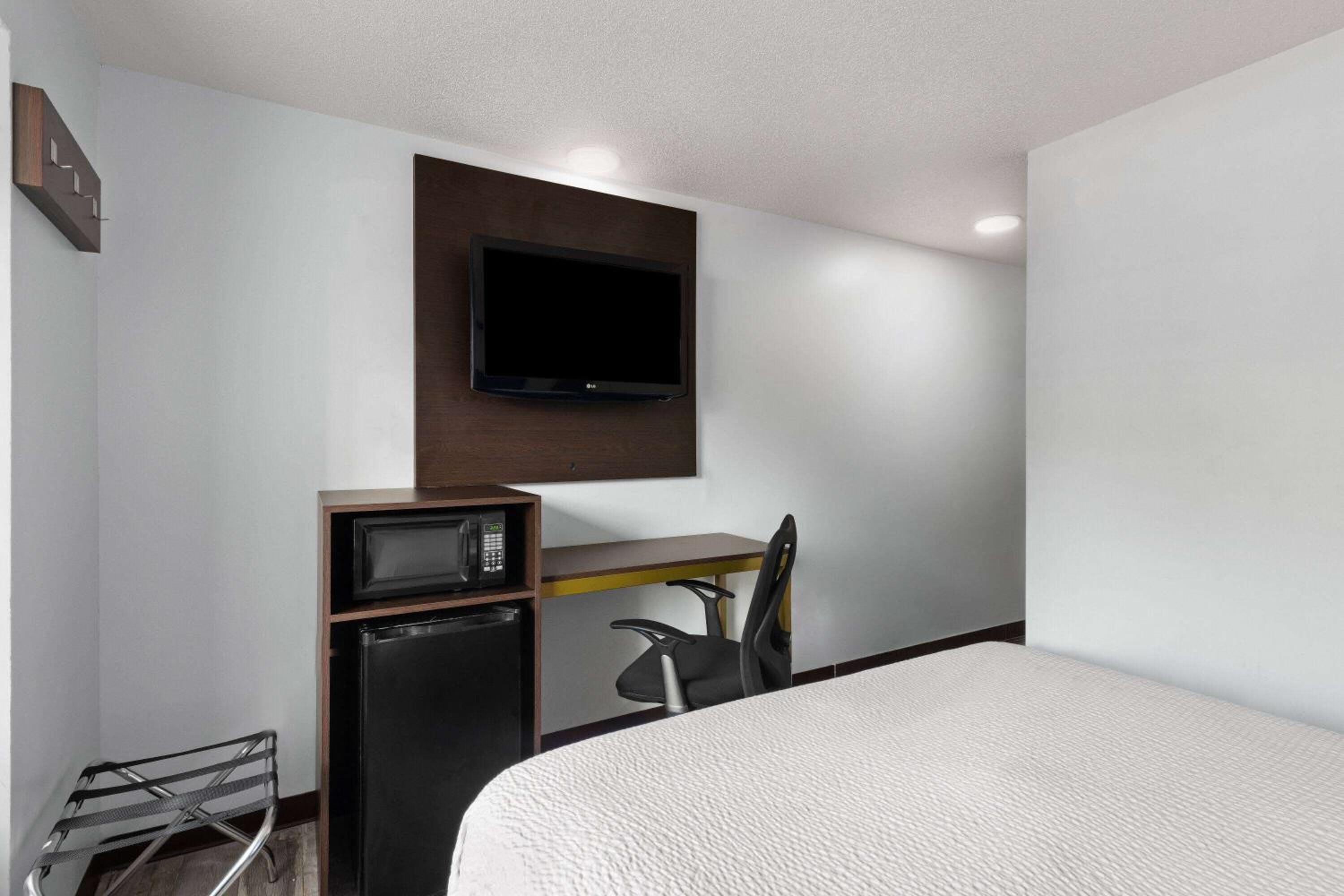 Queen Room - Non-Smoking - Photo 2