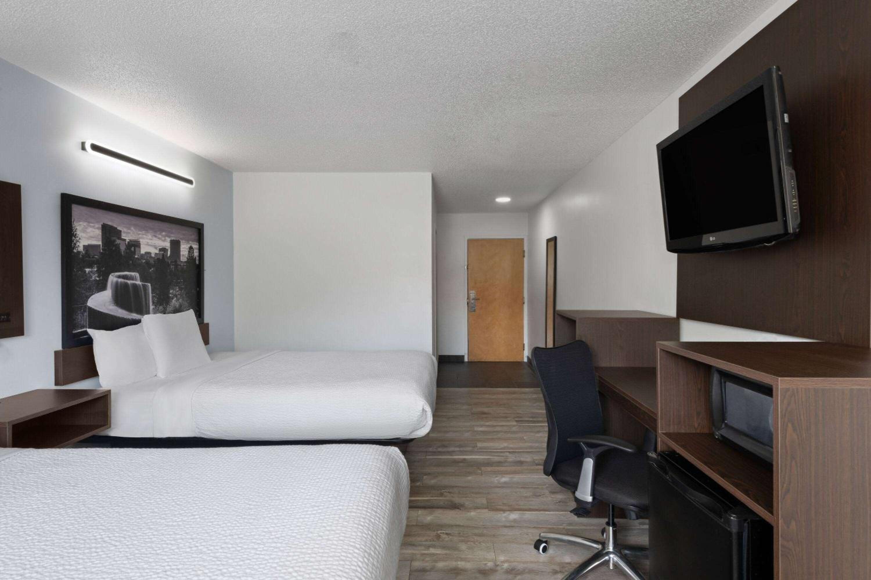 Queen Room with Two Queen Beds - Non- Smoking - Photo 3