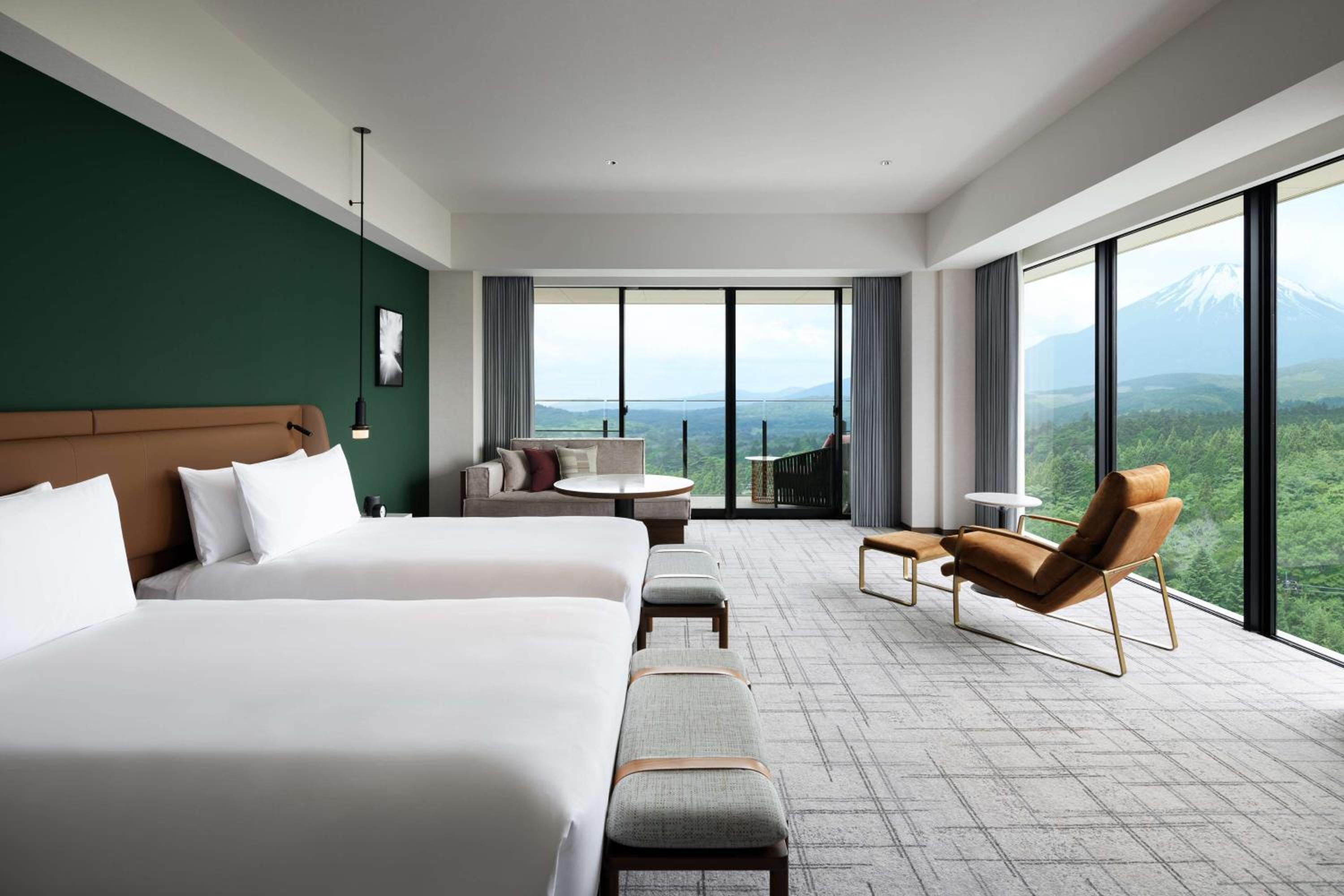 Corner Deluxe Twin Room with Mountain View