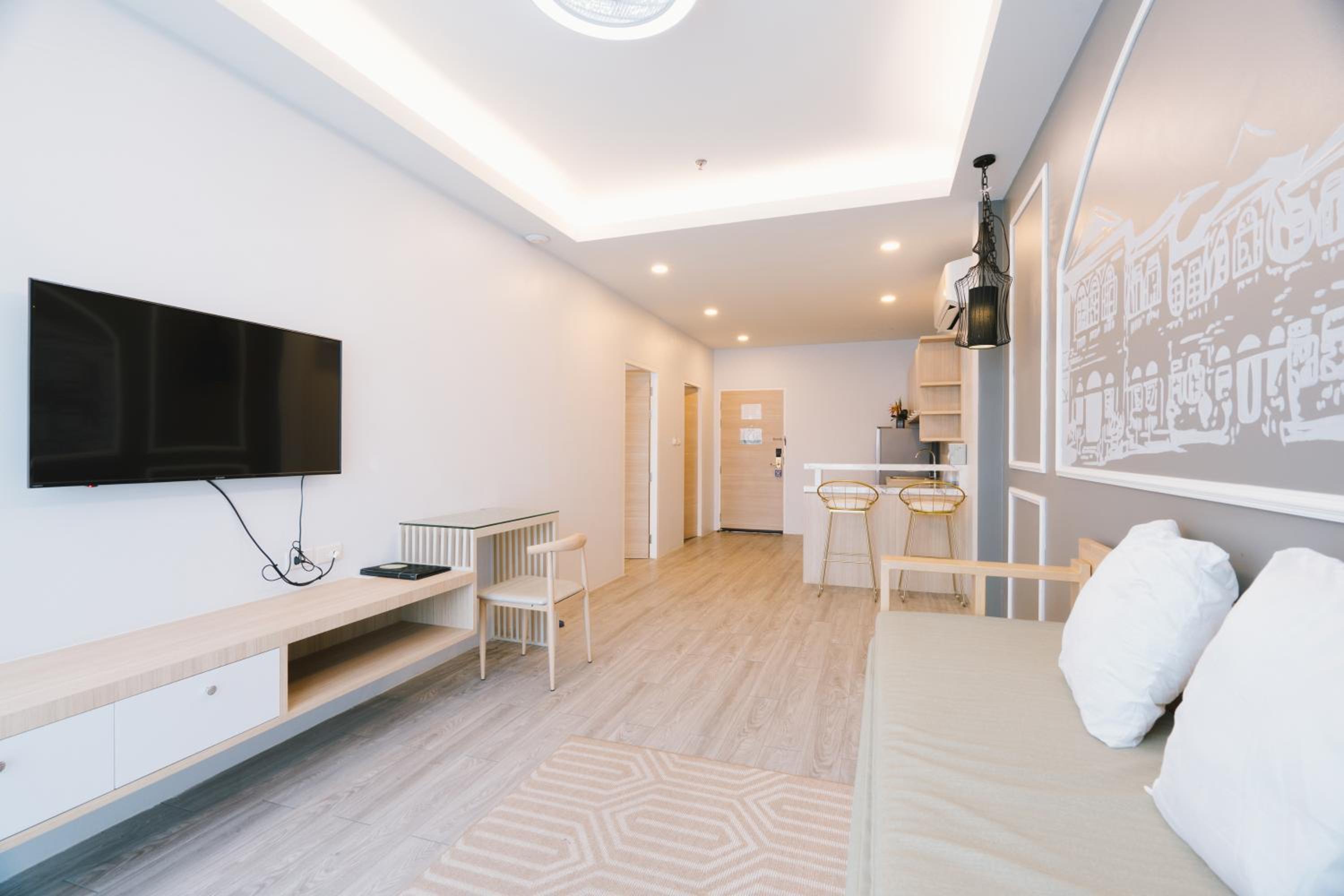Executive Suite - Photo 5