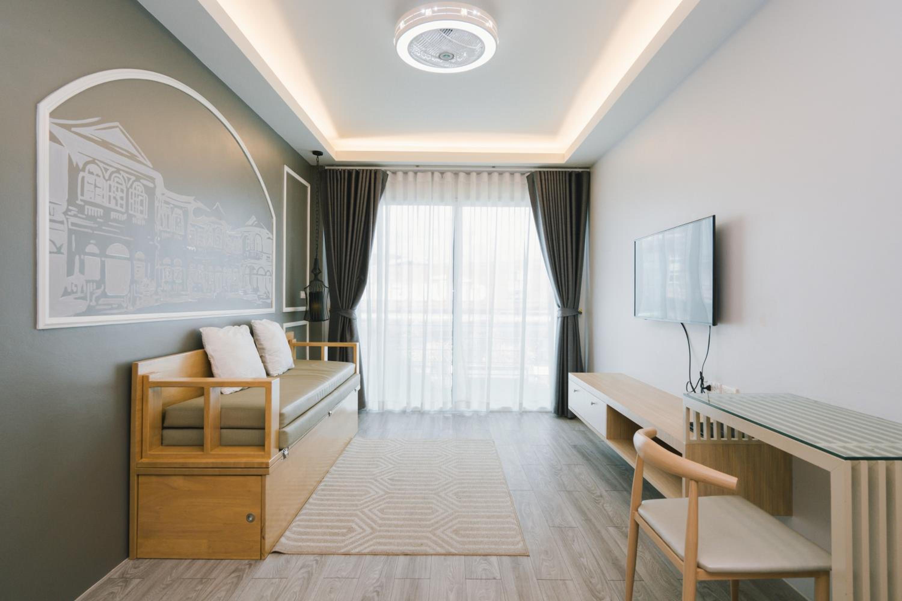 Executive Suite - Photo 6