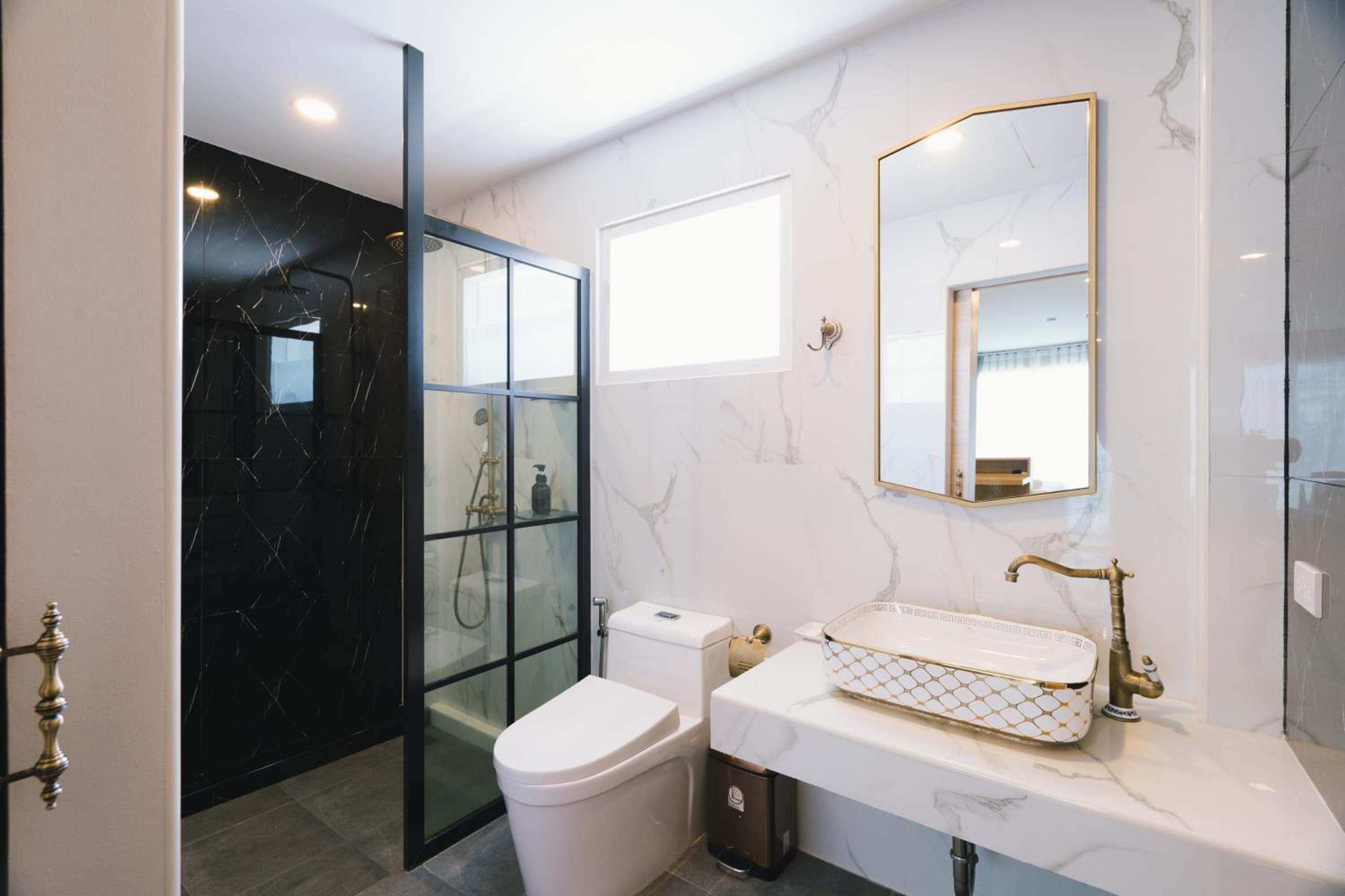 Executive Suite - Photo 7