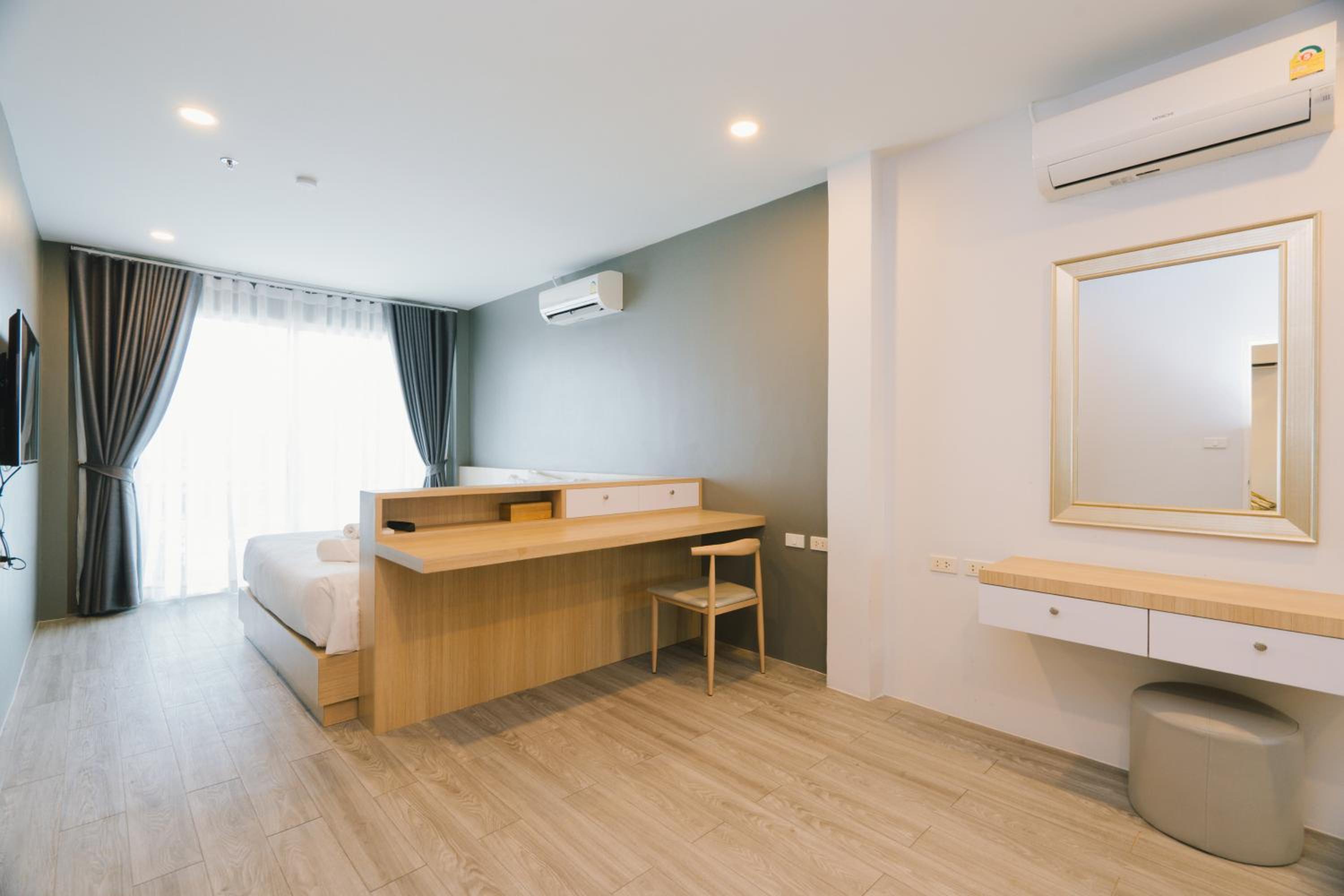 Executive Suite - Photo 14
