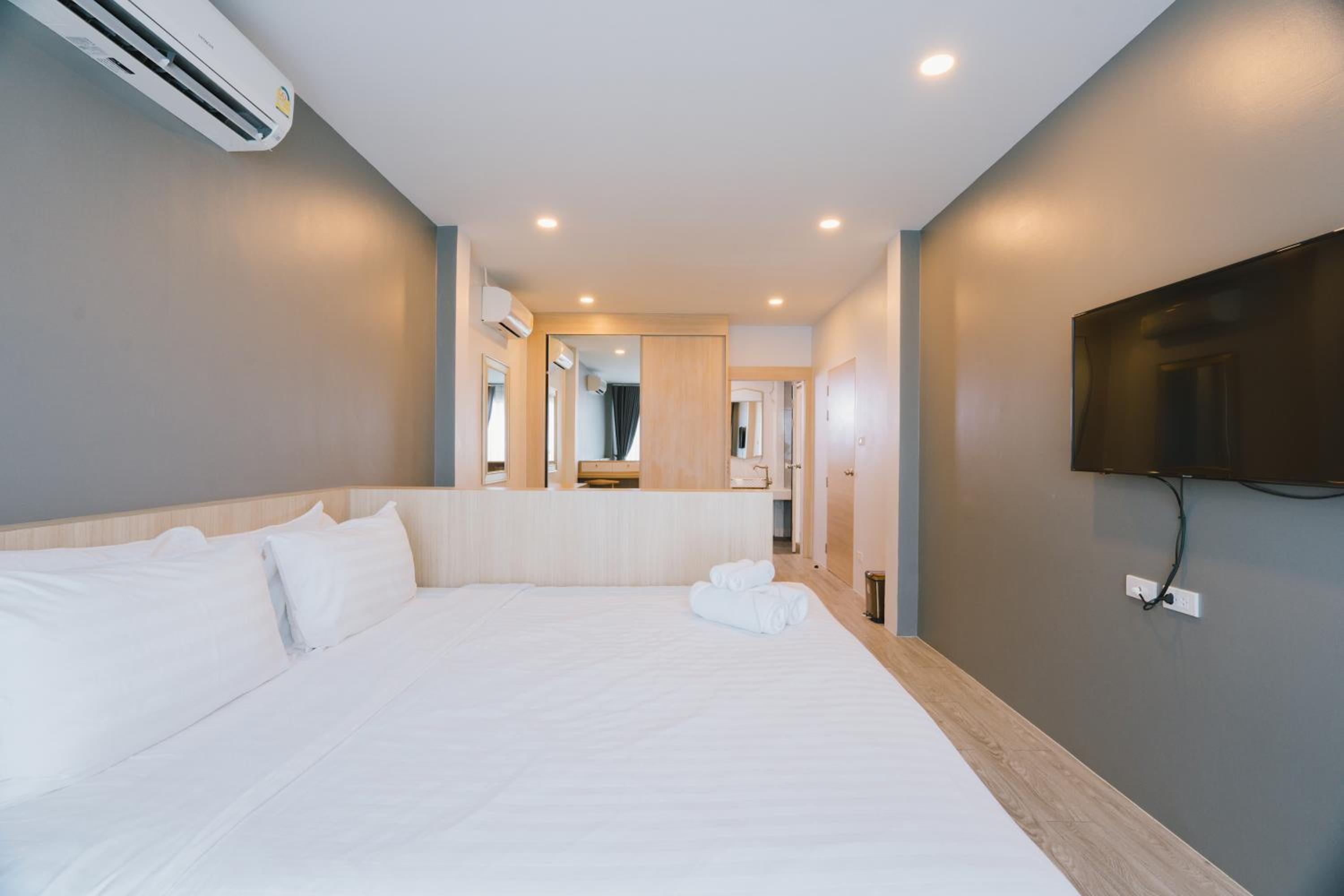 Executive Suite - Photo 8