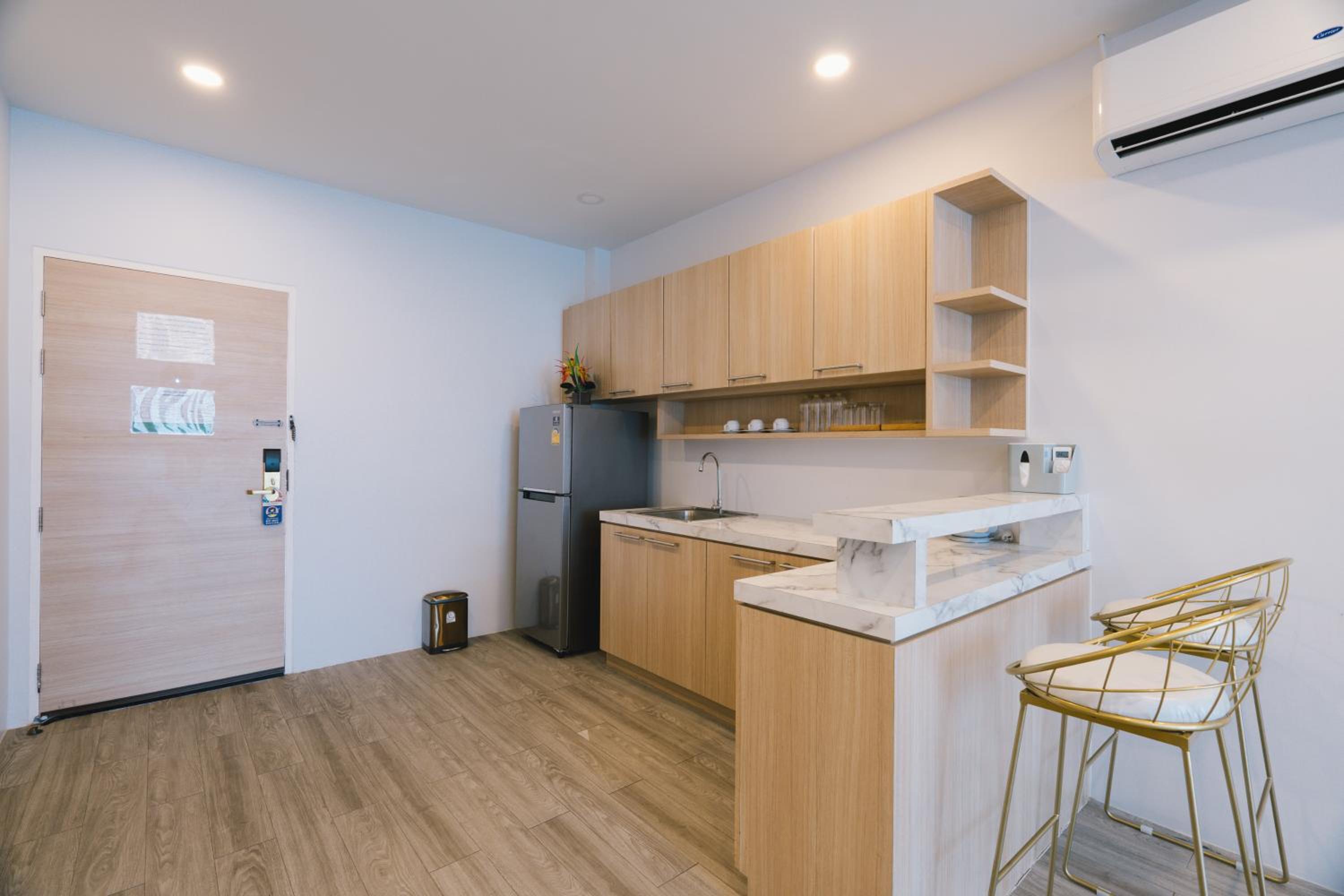 Executive Suite - Photo 9