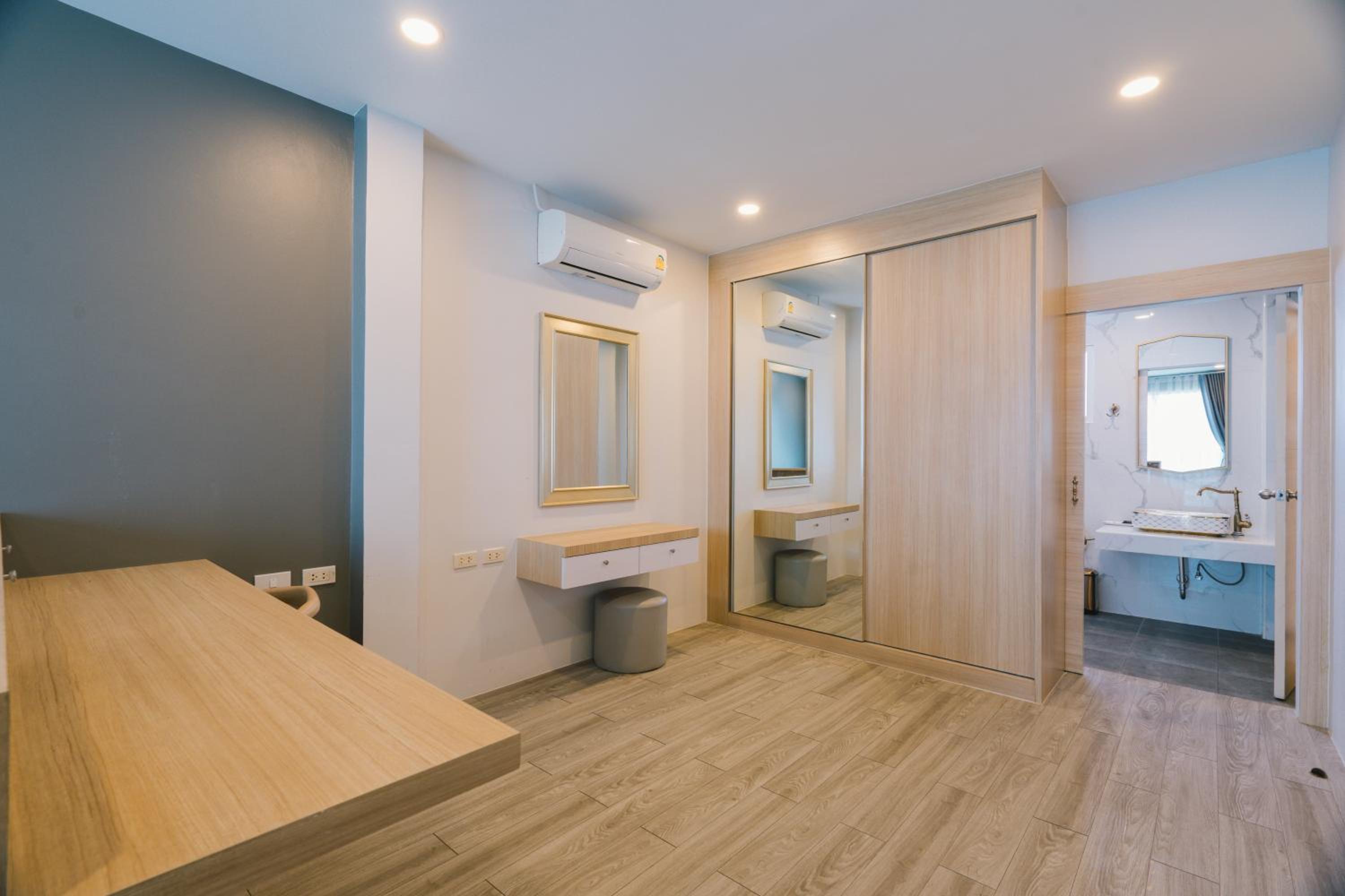 Executive Suite - Photo 10