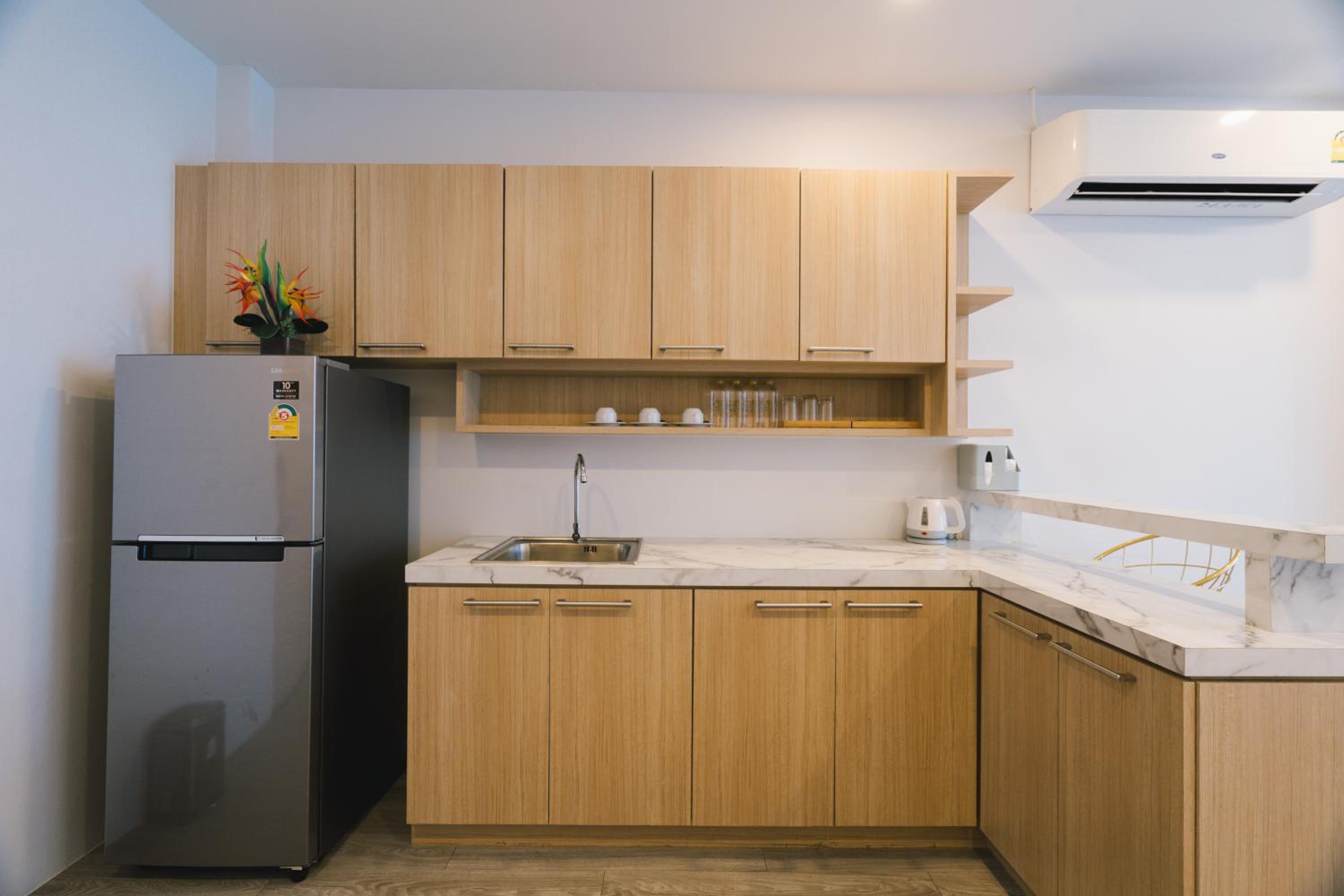 Executive Suite - Photo 3