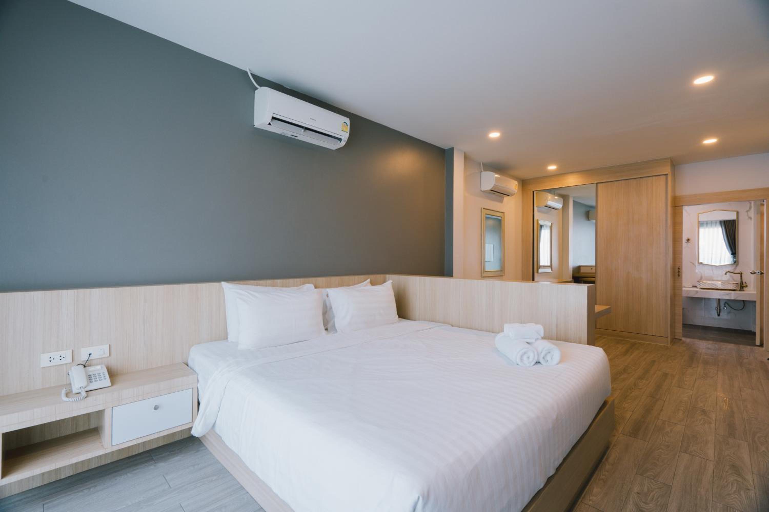 Executive Suite - Photo 11