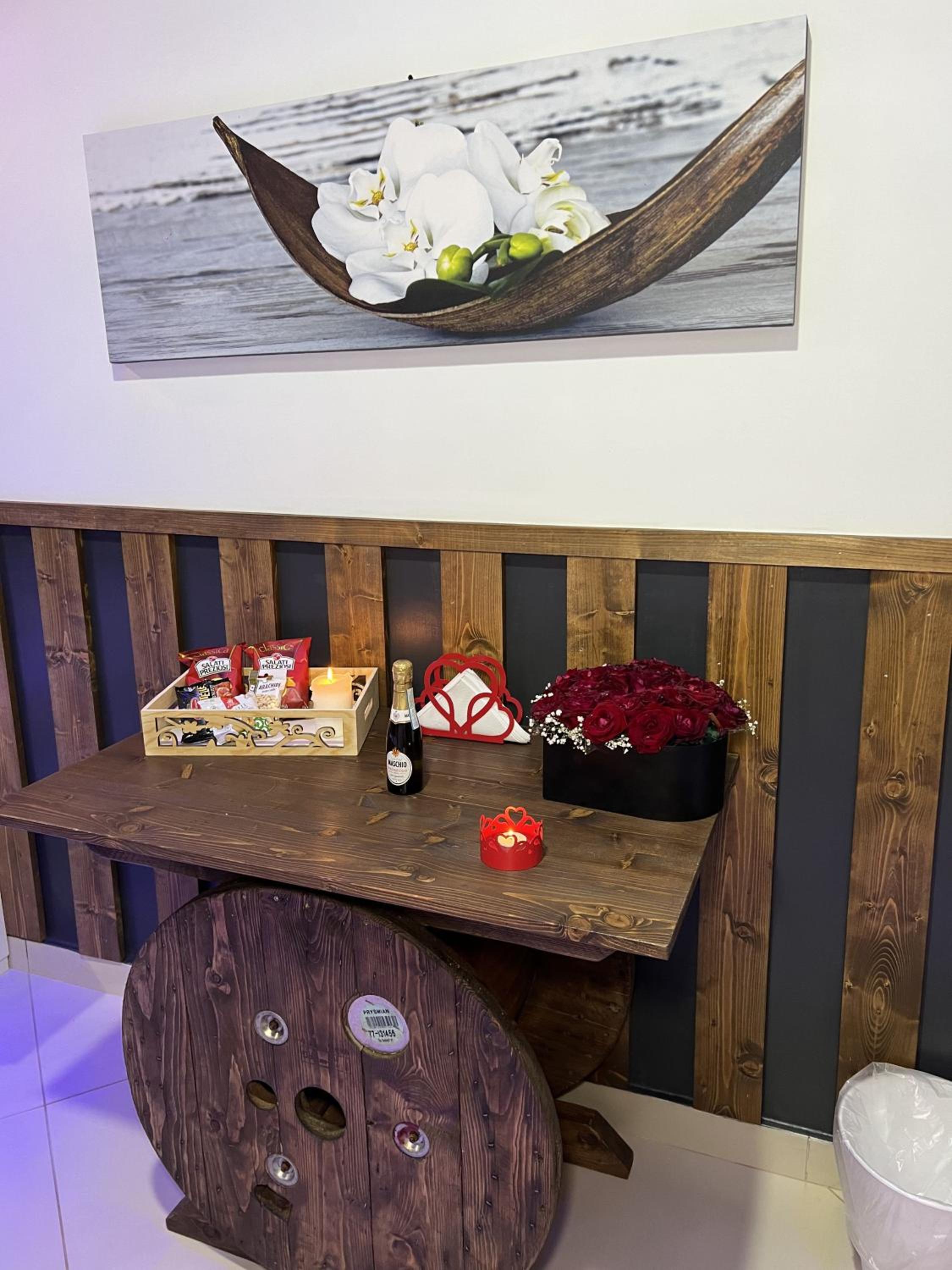Suite with Hot Tub - Photo 6