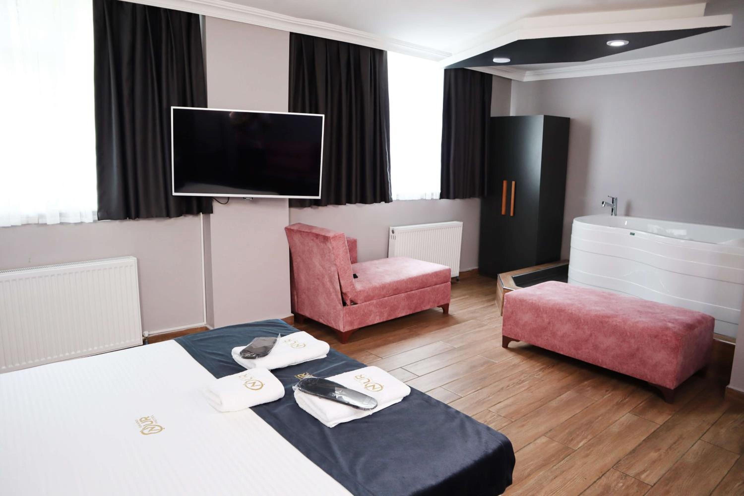 Deluxe Suite With Spa Bath photo 2