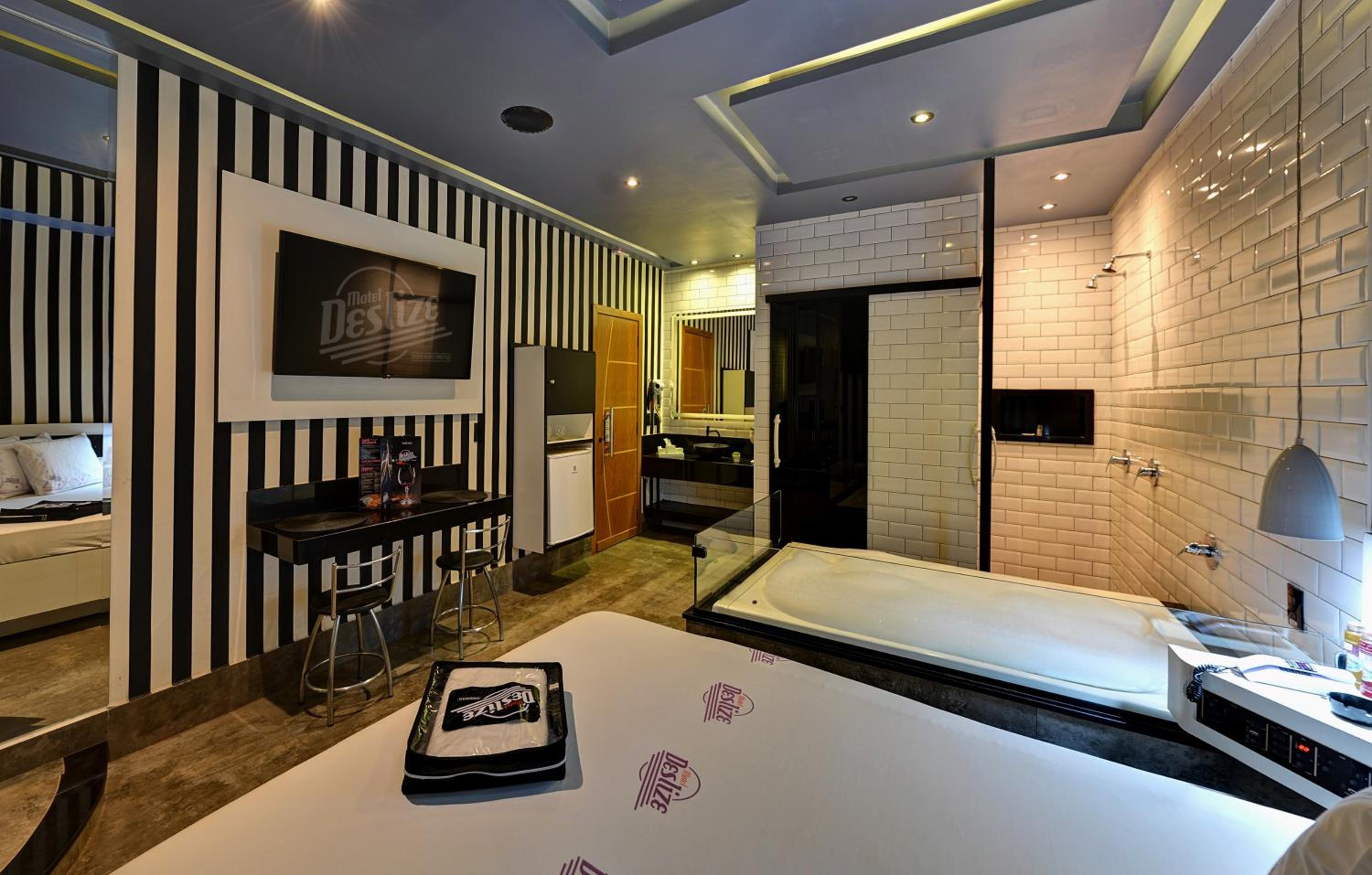 Suite with Hot Tub photo 2