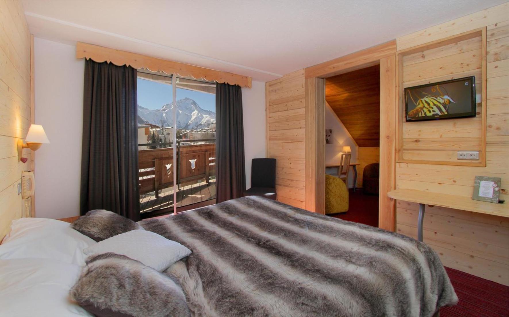 Family Room with Balcony (2 Adults + 2 Children)
