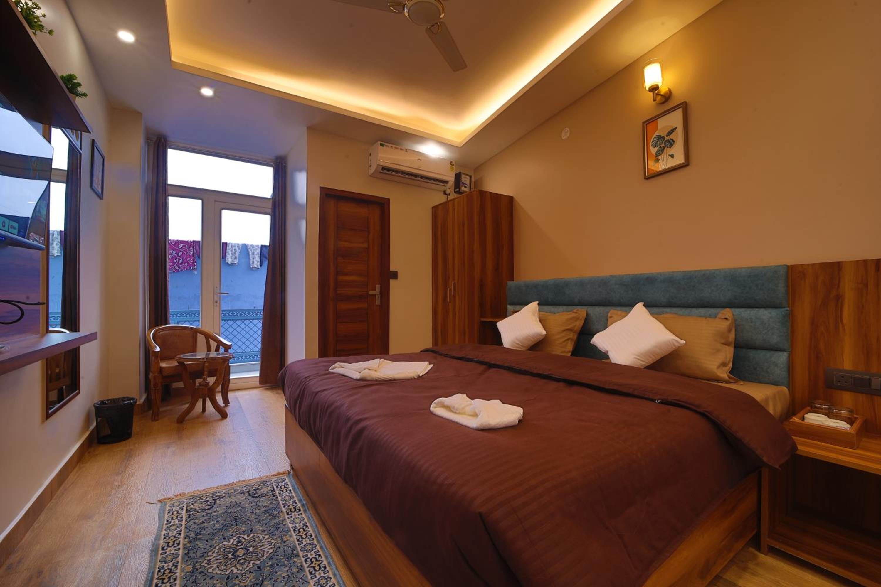 Deluxe Double Room with Balcony - Photo 7