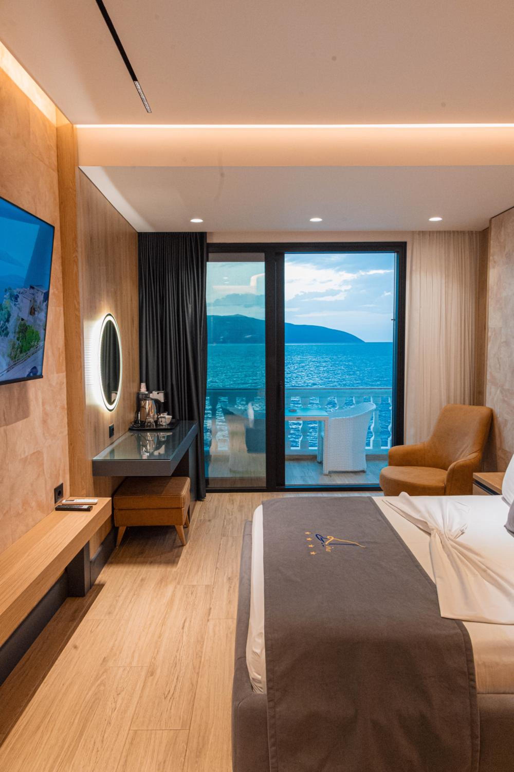 Superior Double Room with Balcony and Sea View