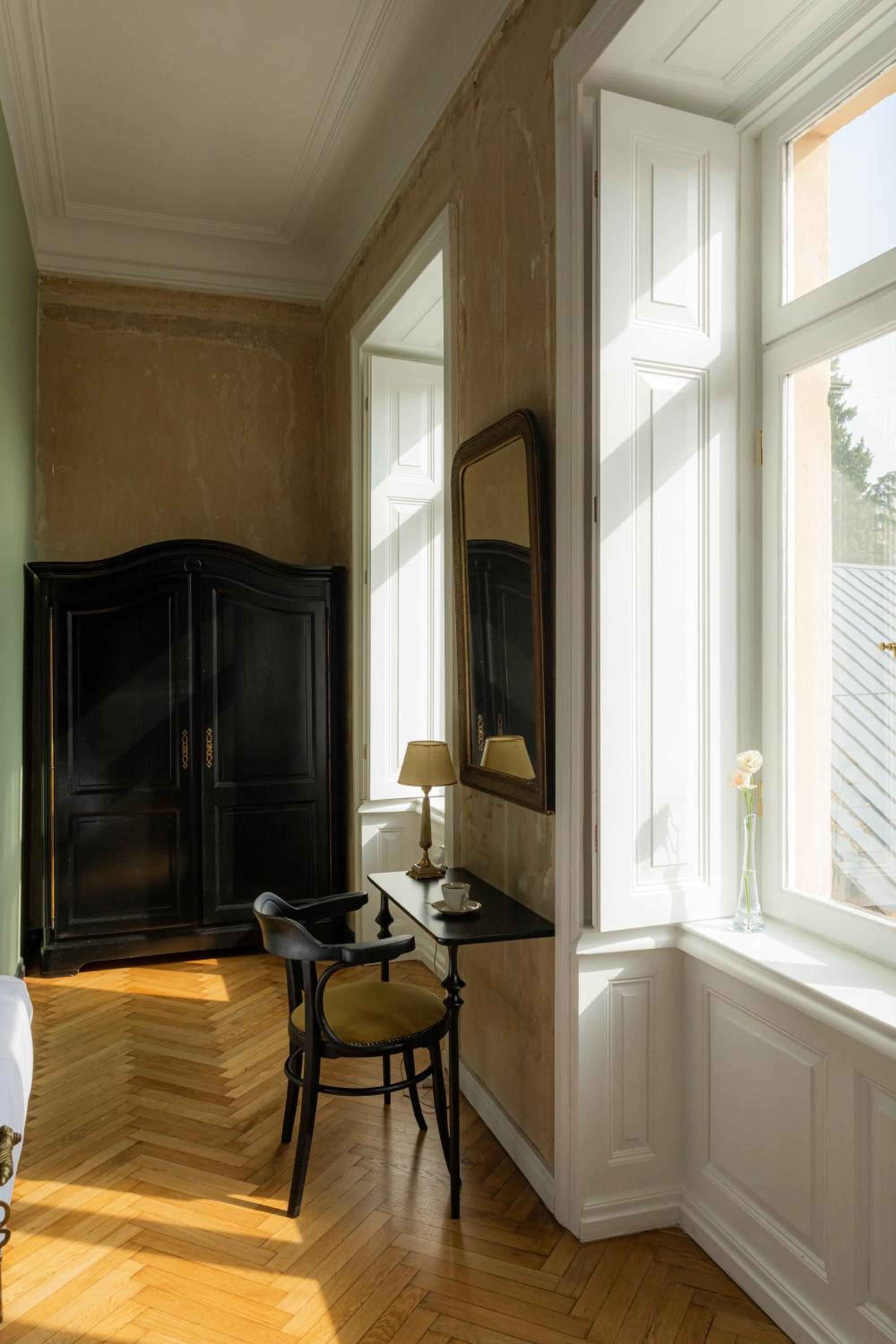 King Suite with Balcony - Photo 4