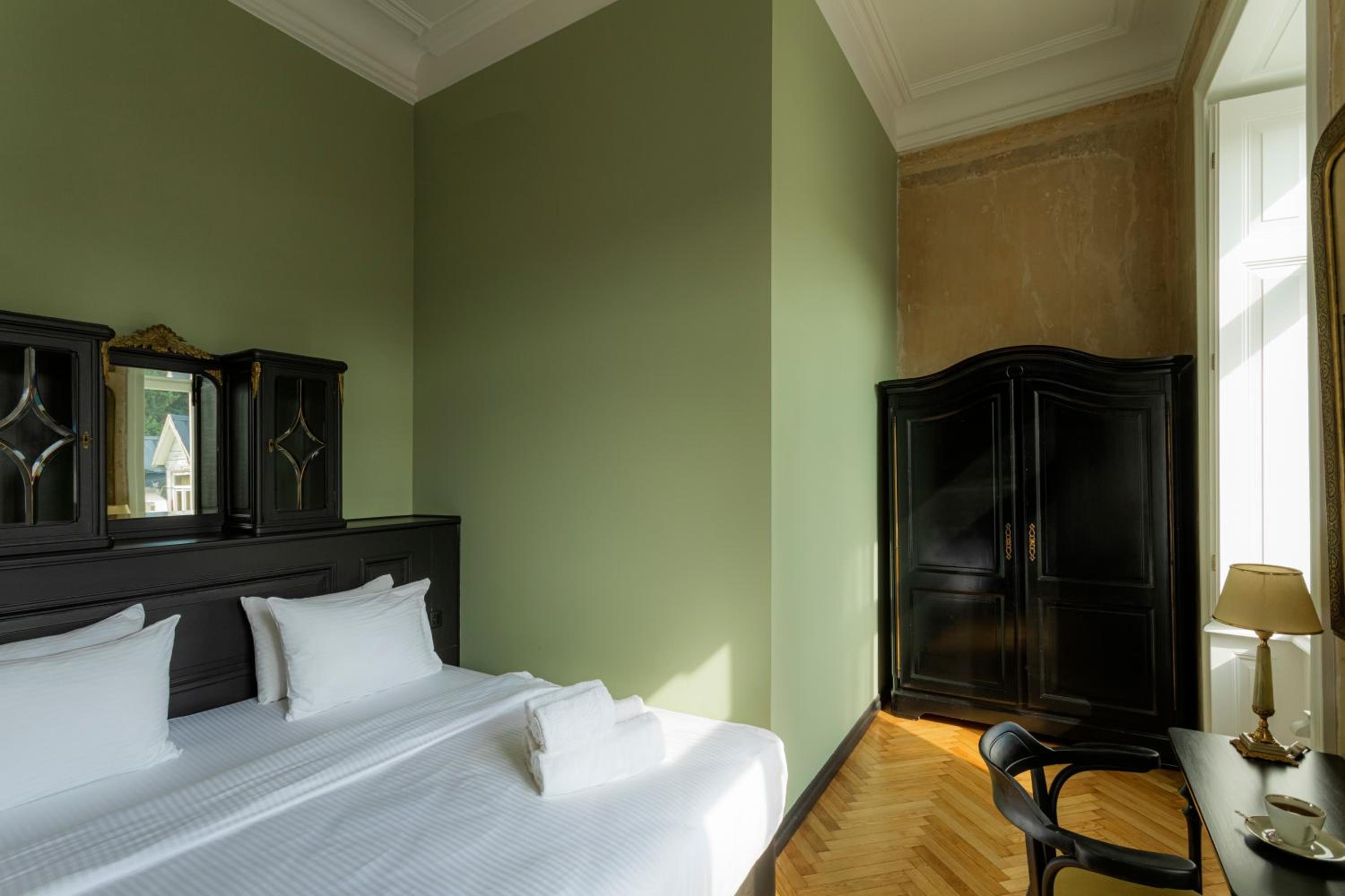 King Suite with Balcony - Photo 5