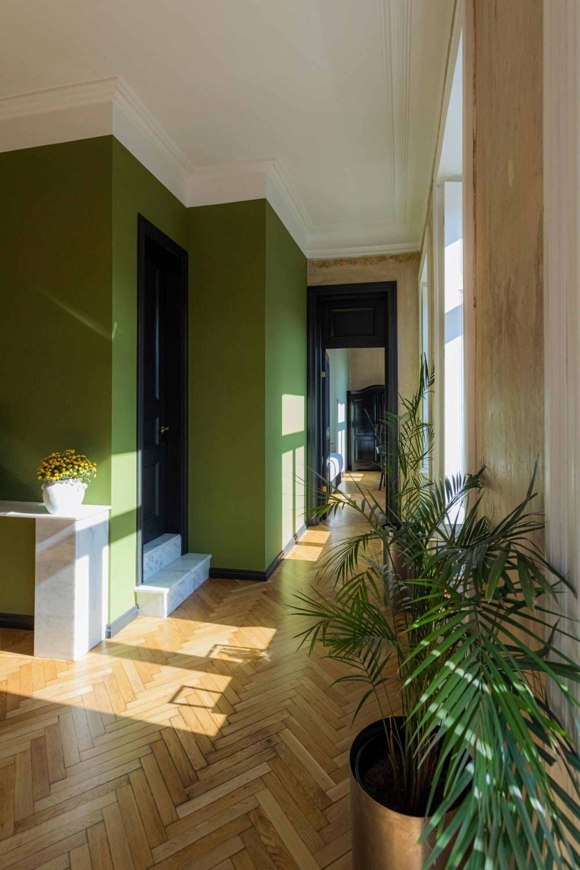 King Suite with Balcony - Photo 16