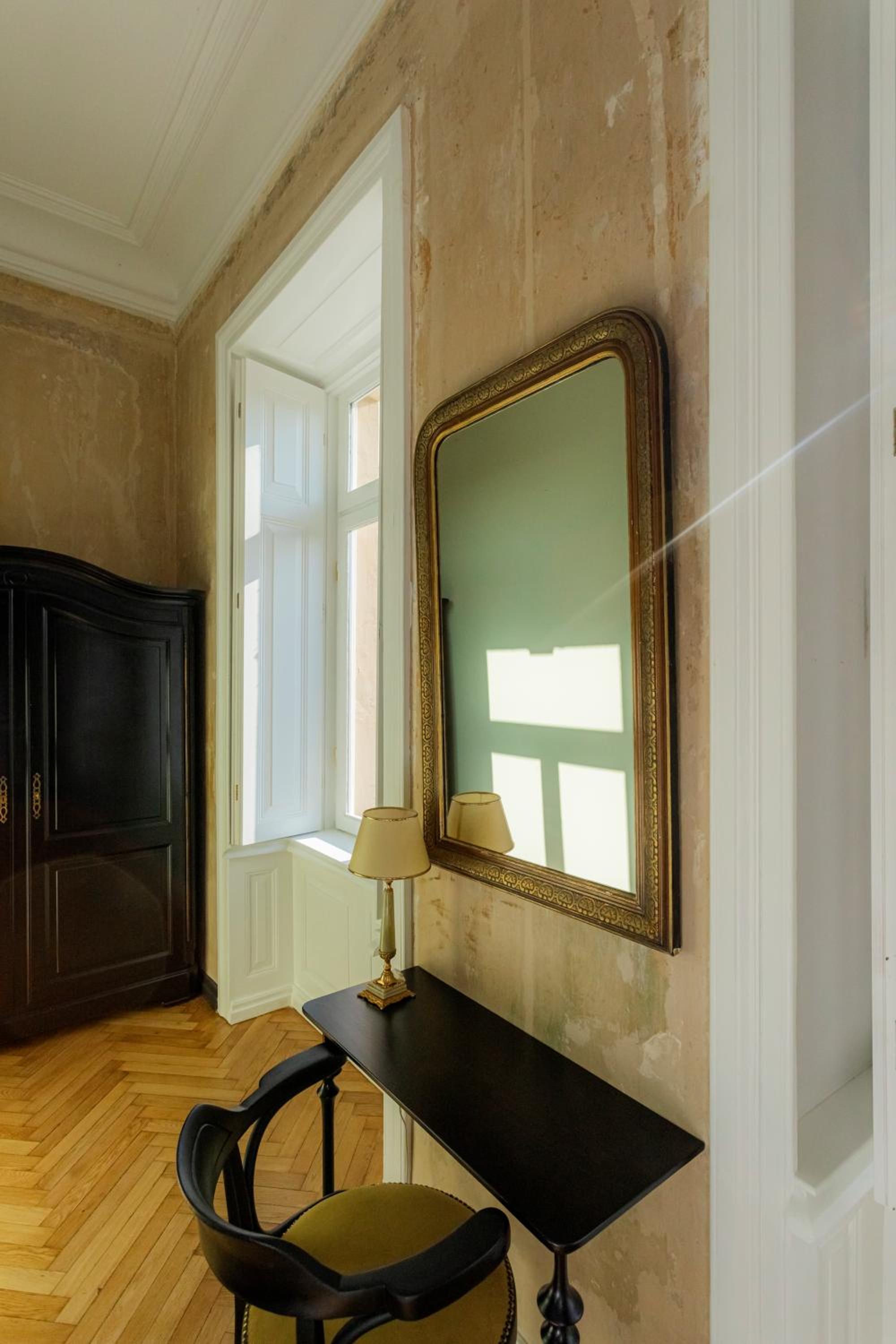 King Suite with Balcony - Photo 3