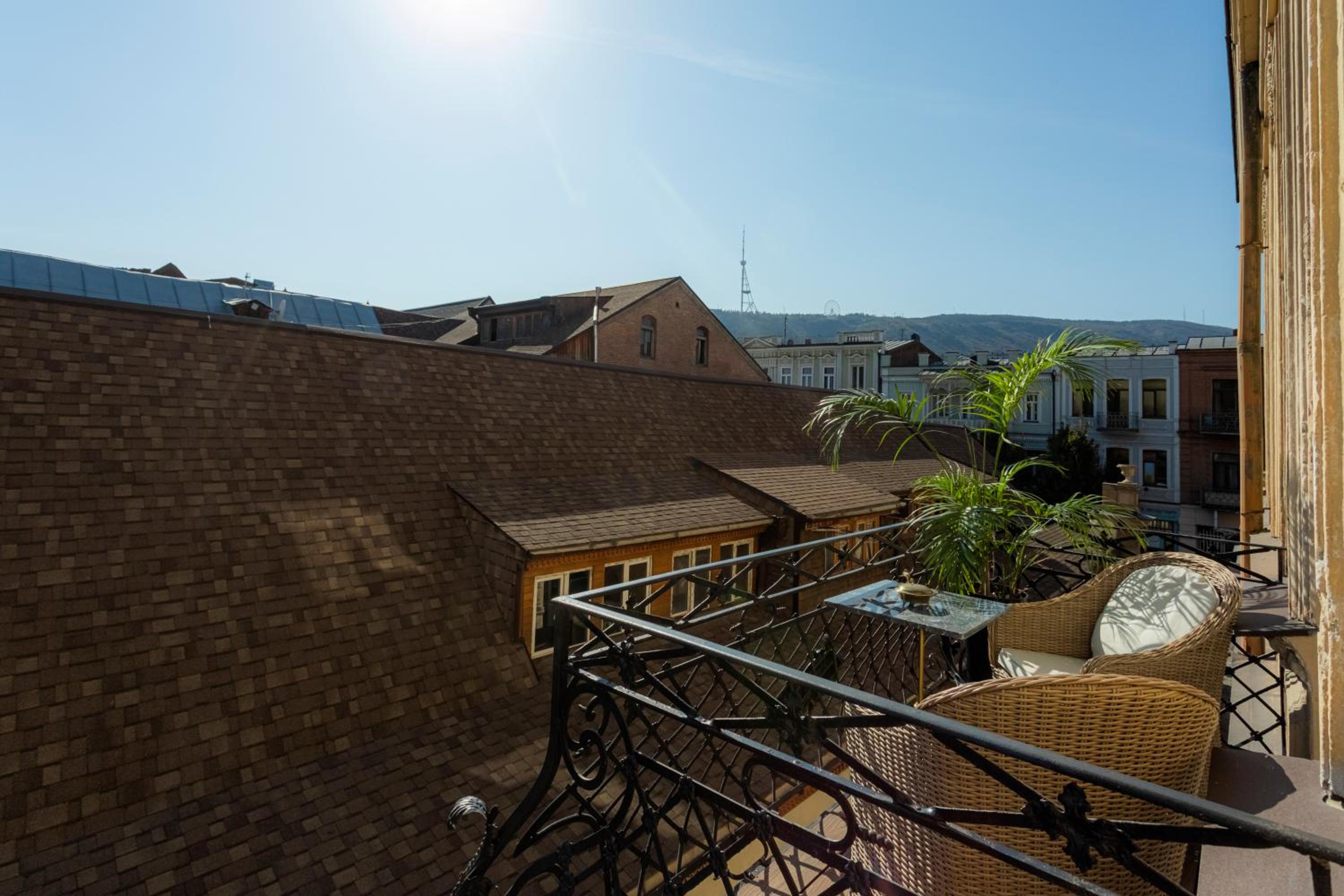 King Suite with Balcony - Photo 6