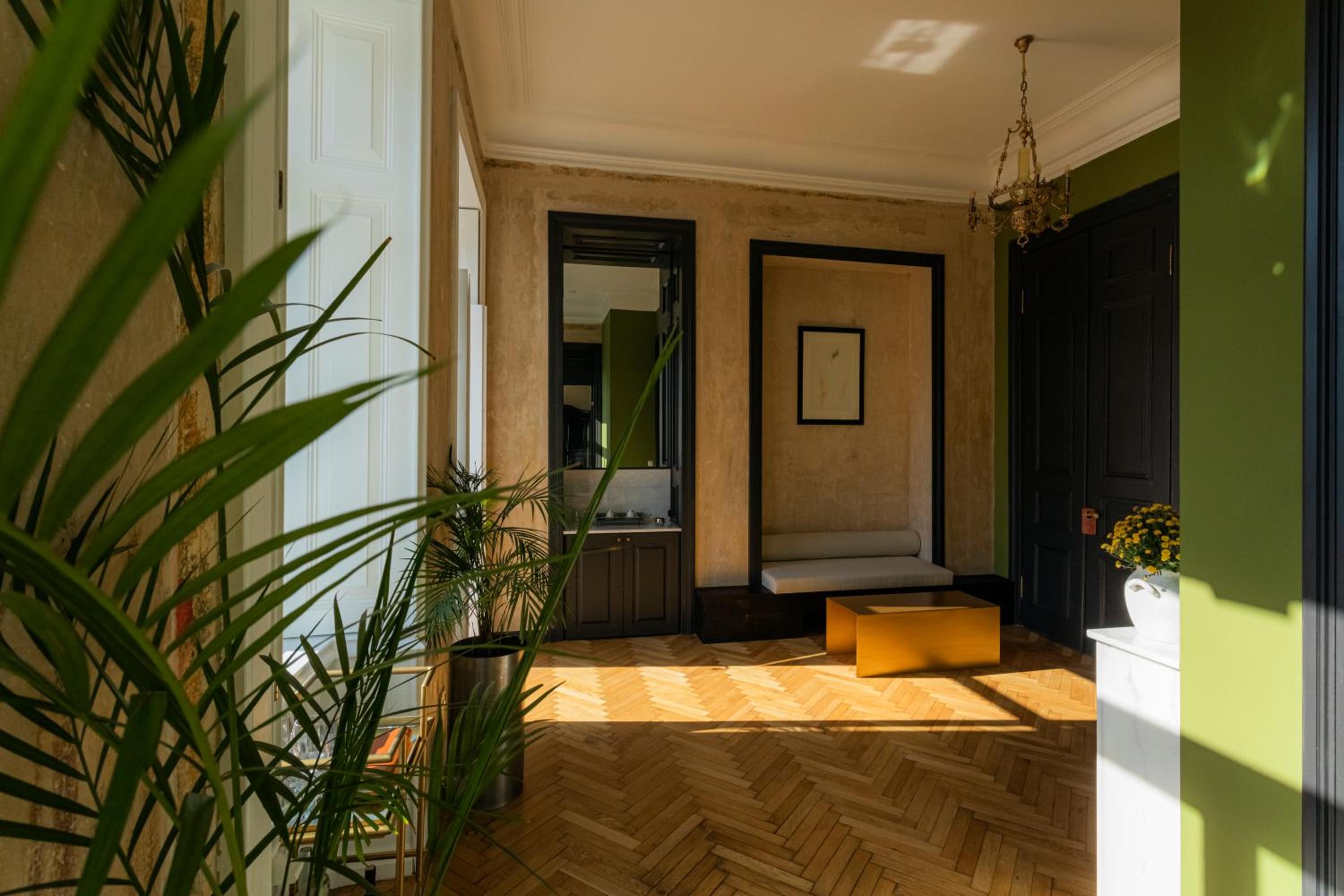 King Suite with Balcony - Photo 11
