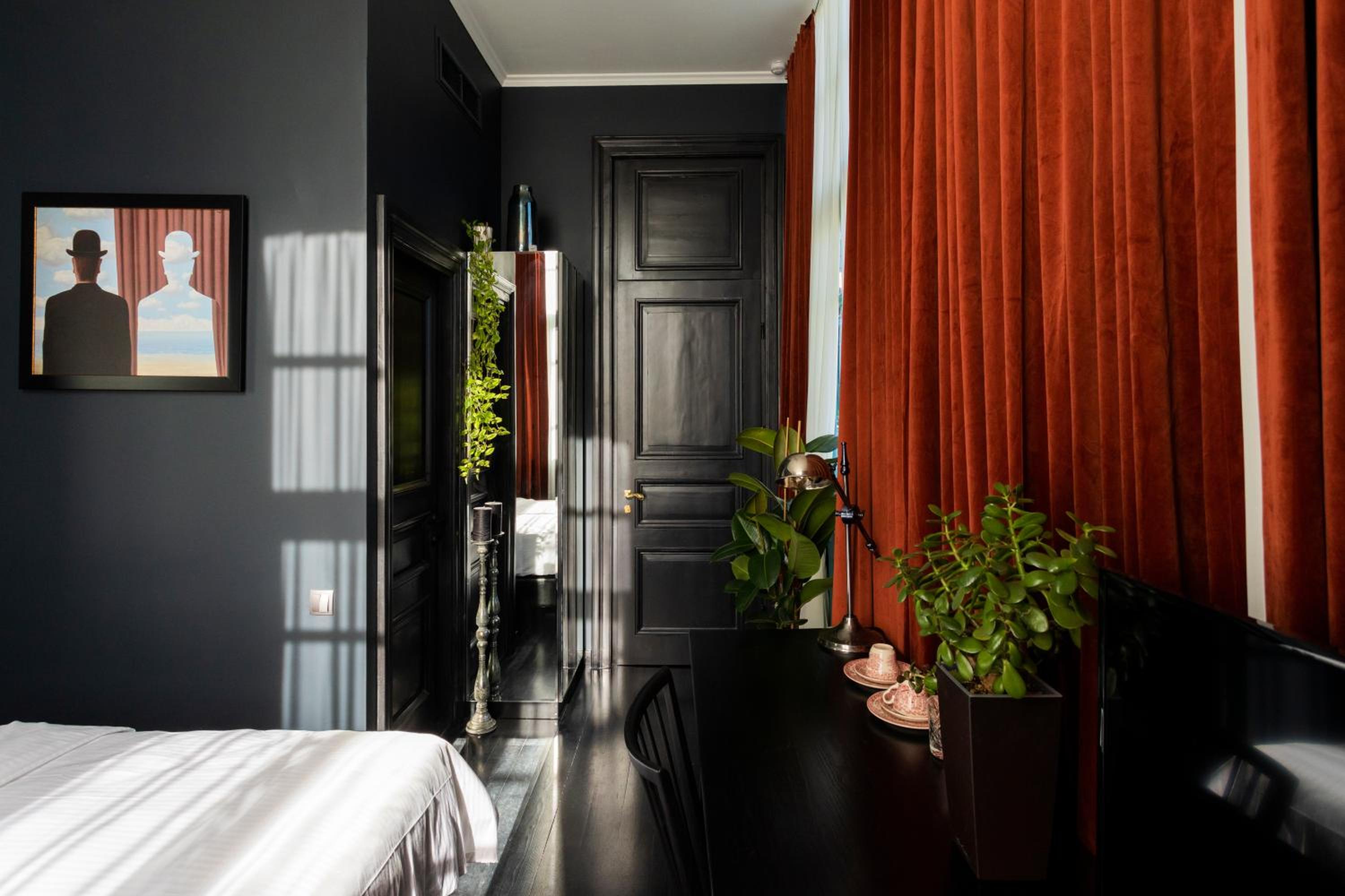 Double or Twin Room with City View - Photo 27