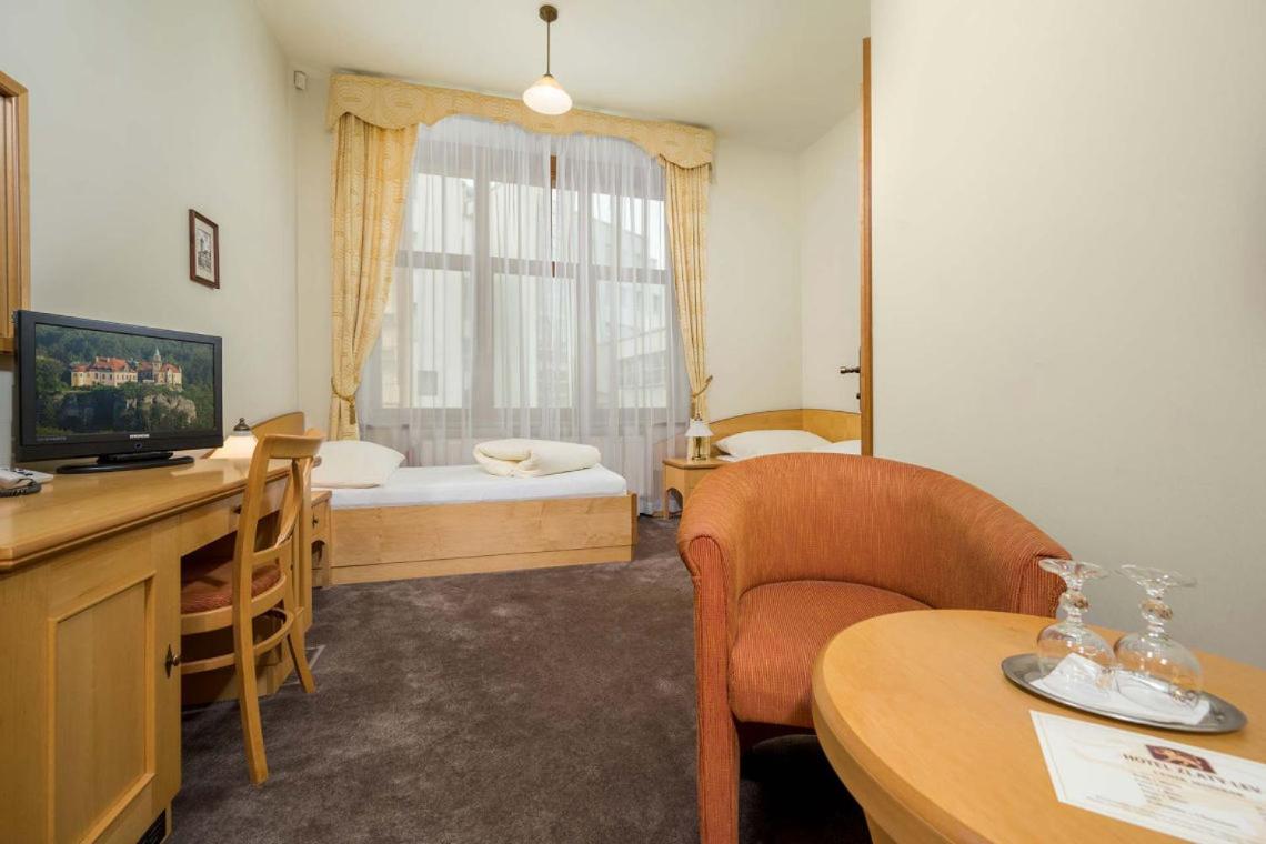 Deluxe Double Room (2 Adults + 1 Child) - Photo 1