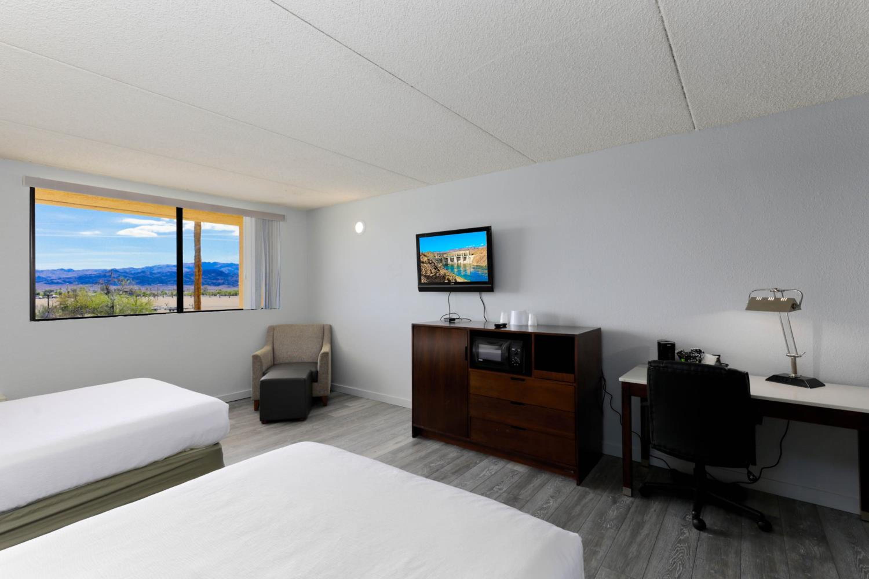 Queen Room with Two Queen Beds - Non-Smoking - Photo 8