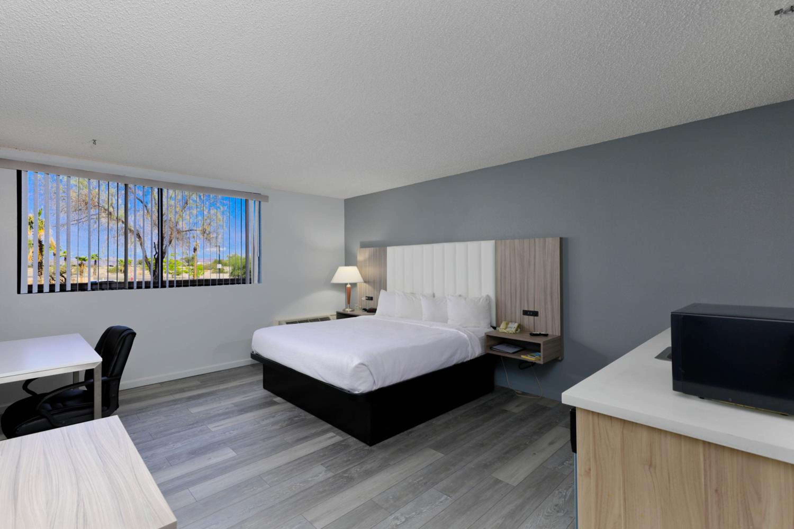 King Room - Non-Smoking - Photo 7